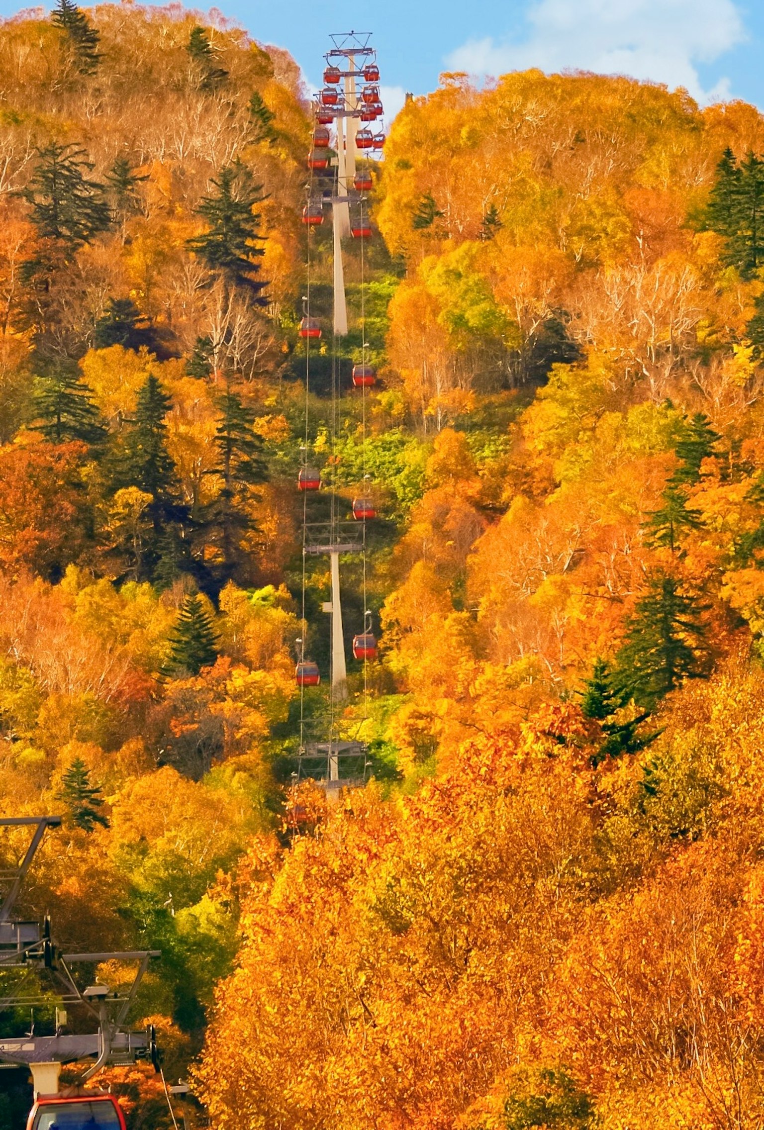 Paysage d'automne magnifique avec un télésiège sur la colline