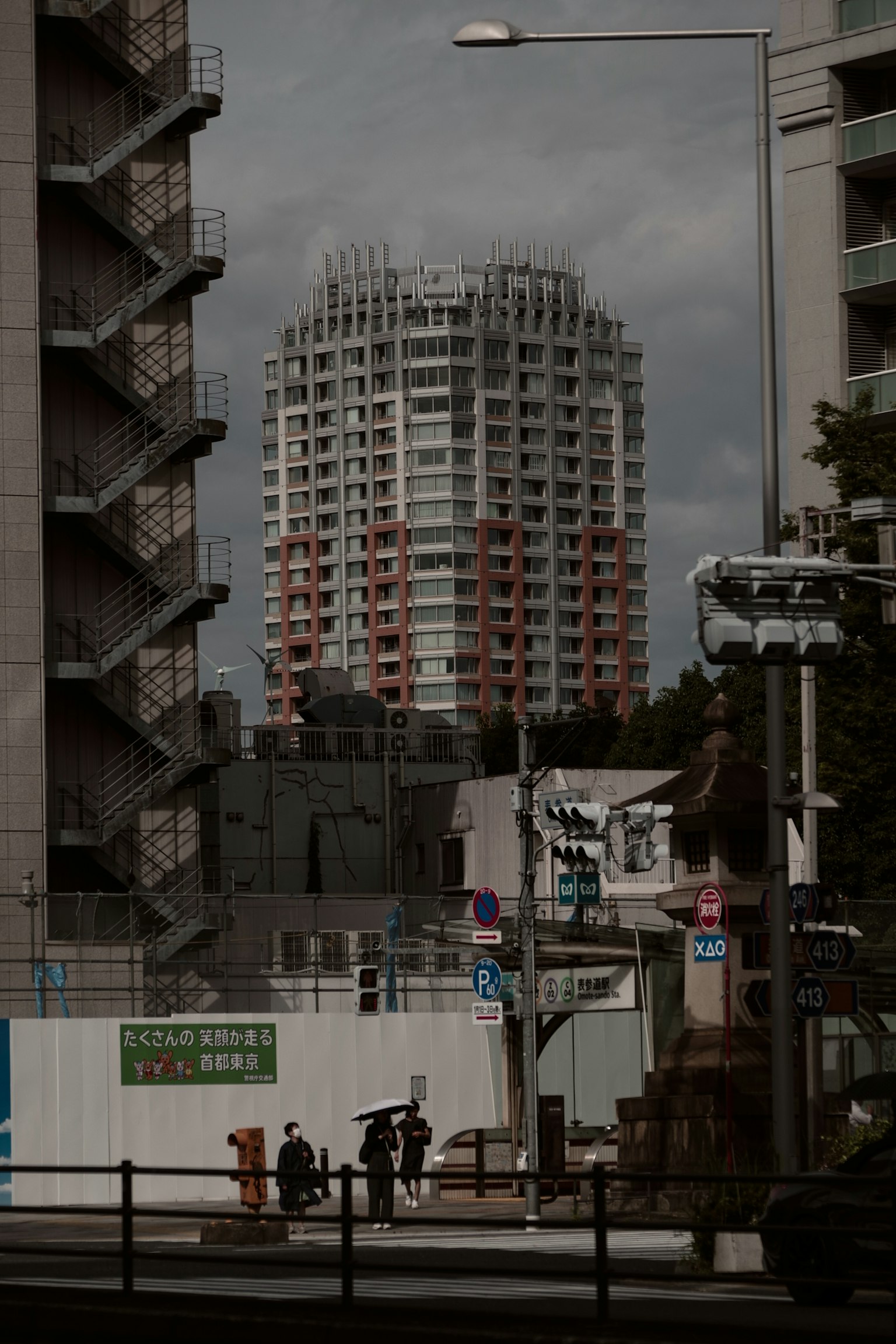 Städtische Landschaft mit einem Hochhaus und einer Baustelle