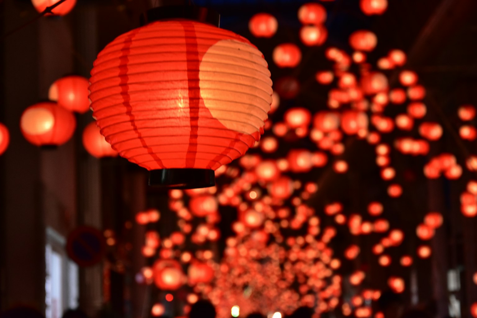 Cảnh đêm với đèn lồng đỏ chiếu sáng đường phố