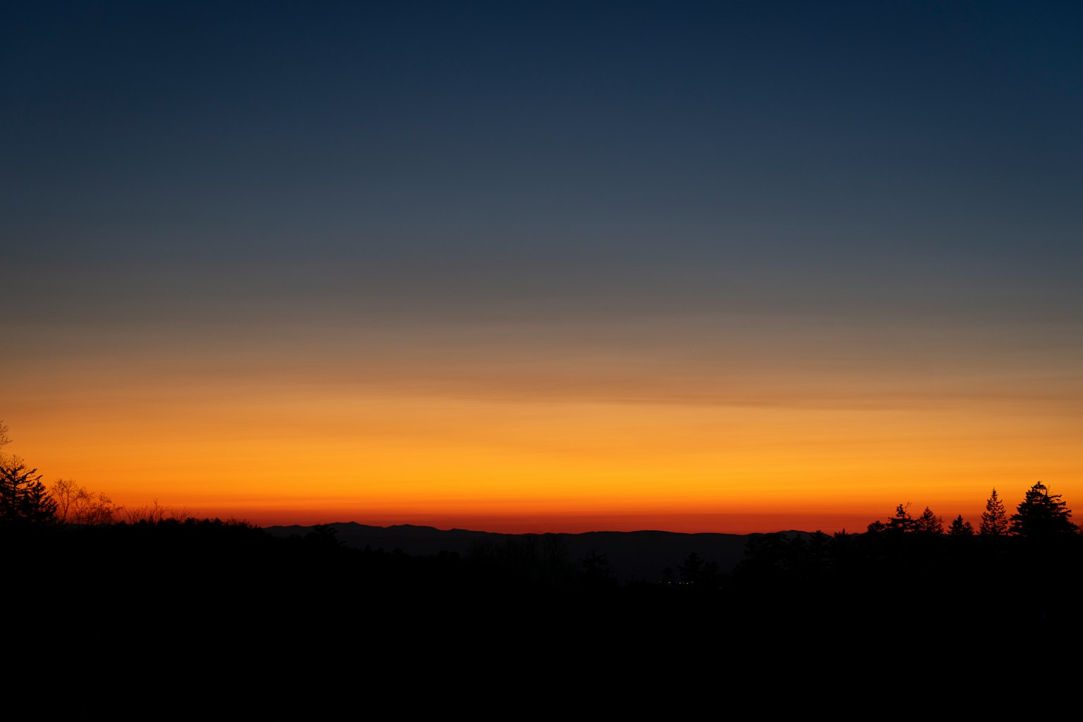 Wunderschöner Sonnenuntergangshimmel mit Silhouette von Bergen