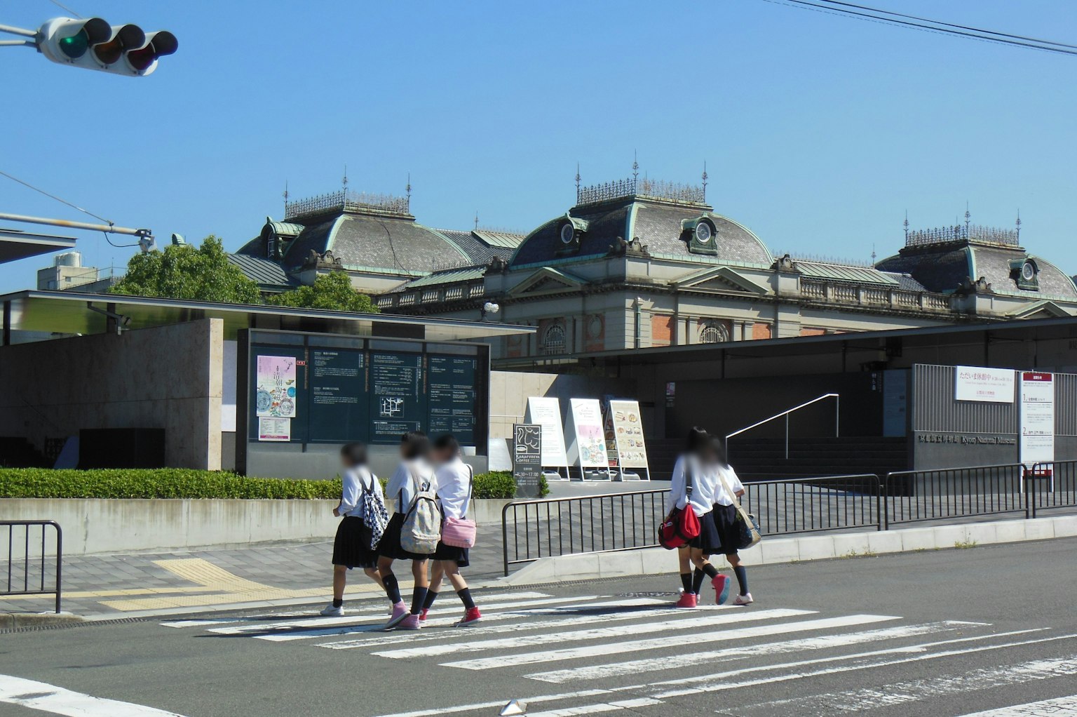 學生們過馬路，背景是一座歷史建築
