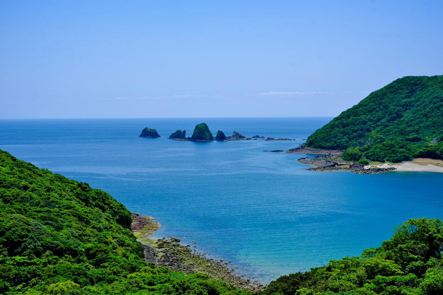 Vista panoramica dell'oceano blu e delle colline verdi