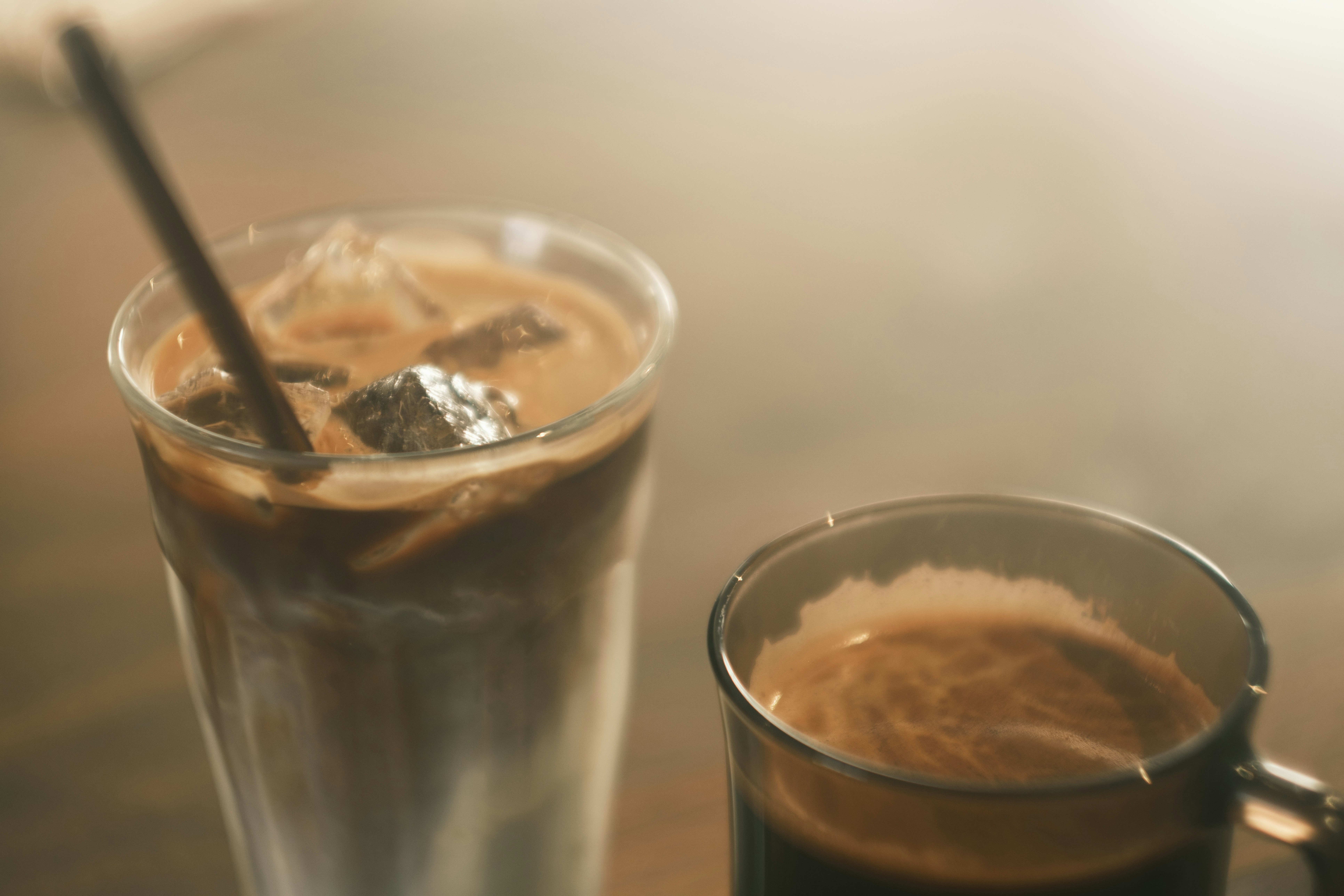 冰咖啡与冒热气的咖啡杯