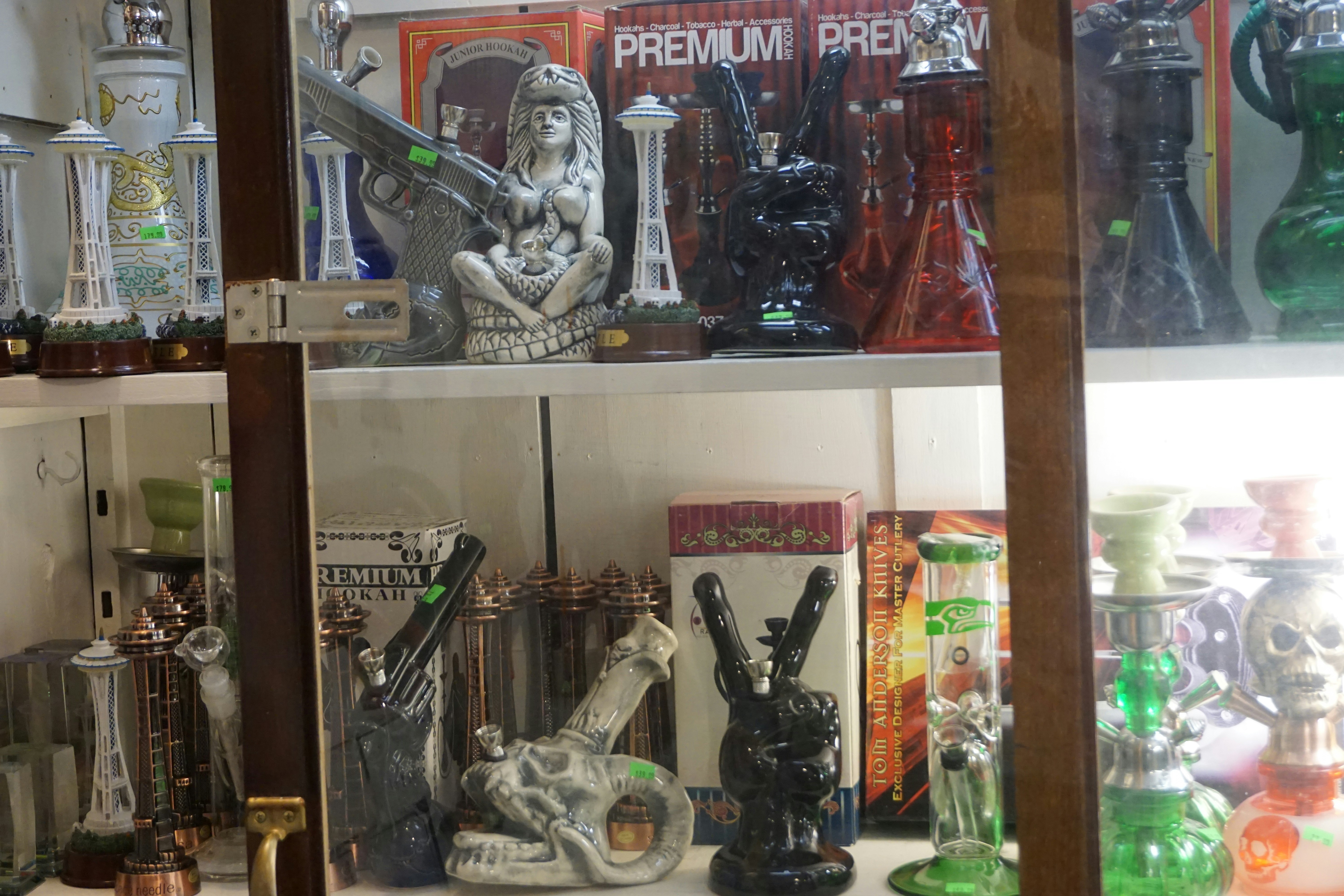 玻璃展示櫃裡的瓶子與裝飾小物陳列架