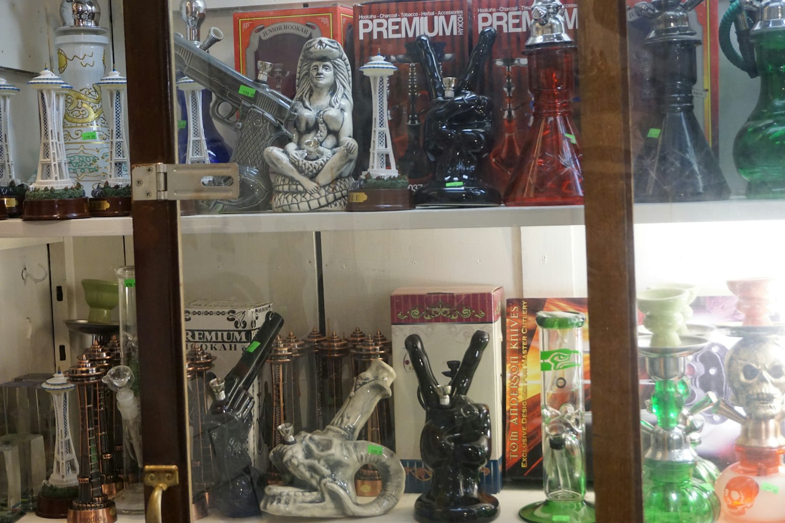 Vitrine présentant divers accessoires de fumer en verre