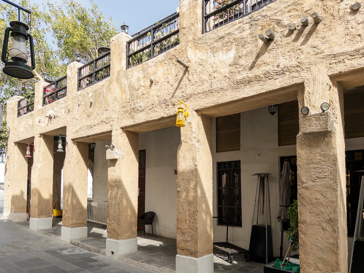 Fachada de arquitectura árabe tradicional con paredes de arena y balcón decorativo