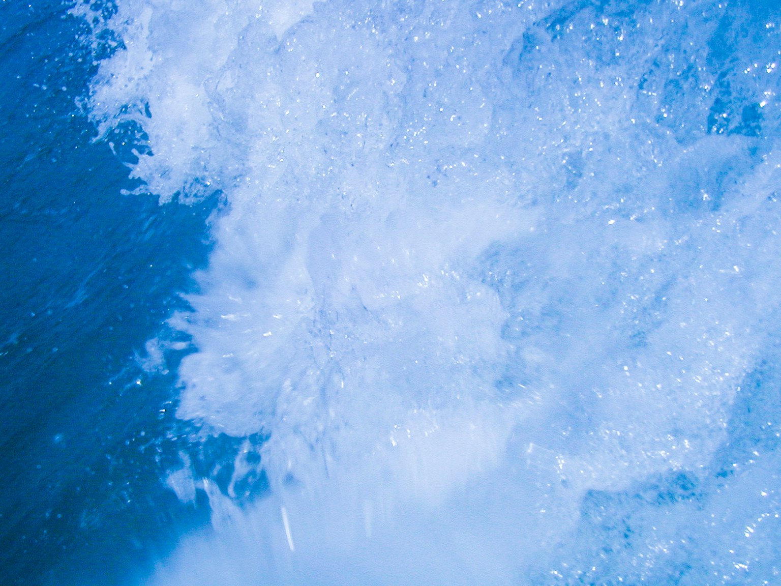 Primer plano de agua azul con salpicaduras blancas