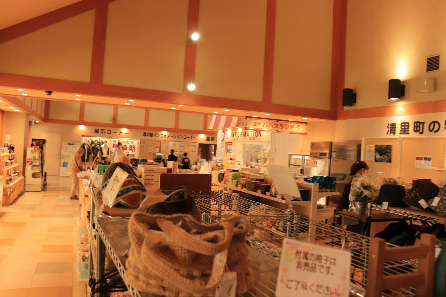 Vista interior de una tienda luminosa con varios productos exhibidos