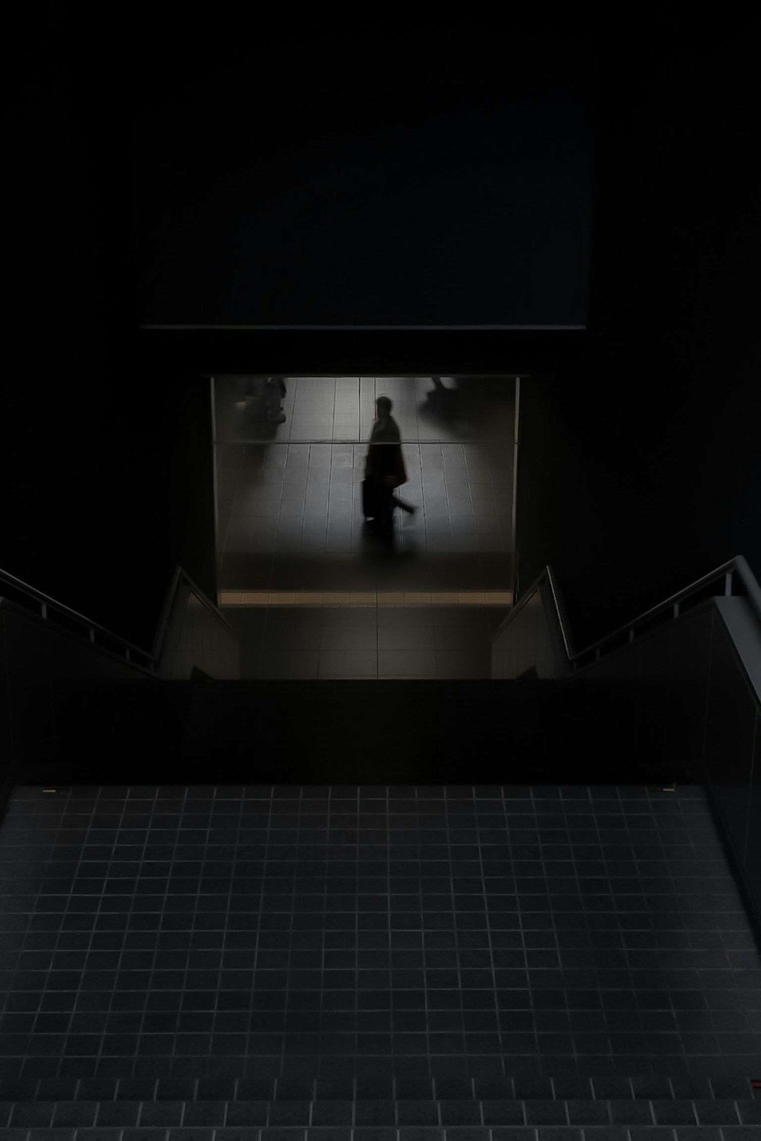 Silhouette einer Person, die dunkle Treppen zu einem hellen Eingang hinuntersteigt
