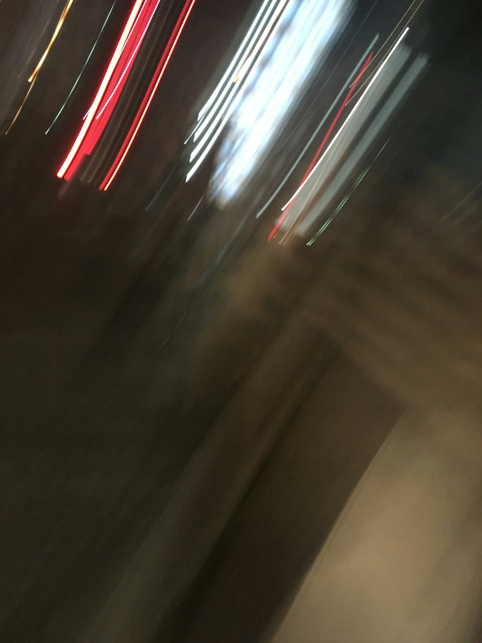 模糊的夜间城市景观和光线轨迹