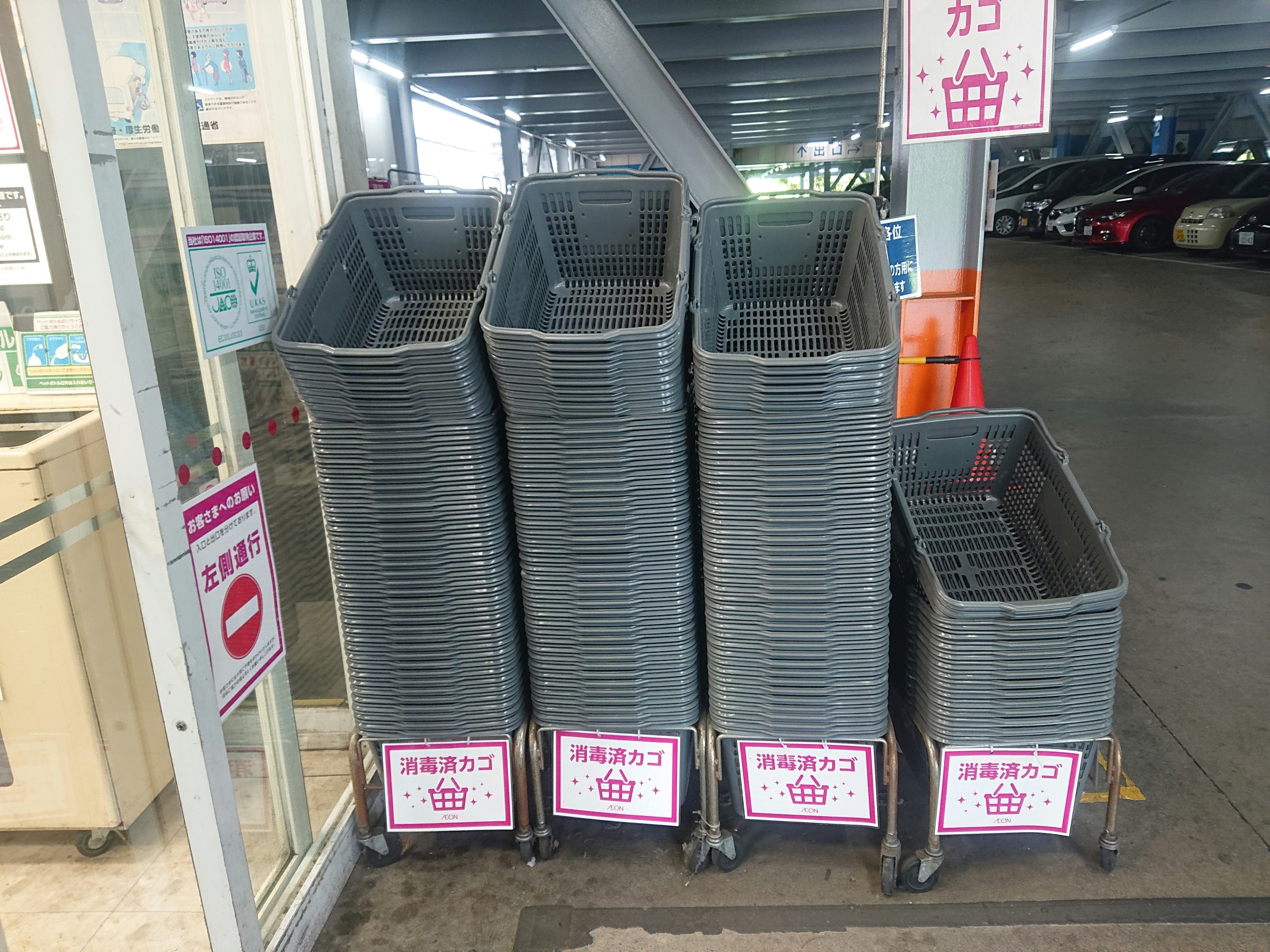 消毒表示のある店内の清掃用カゴと床置きラック
