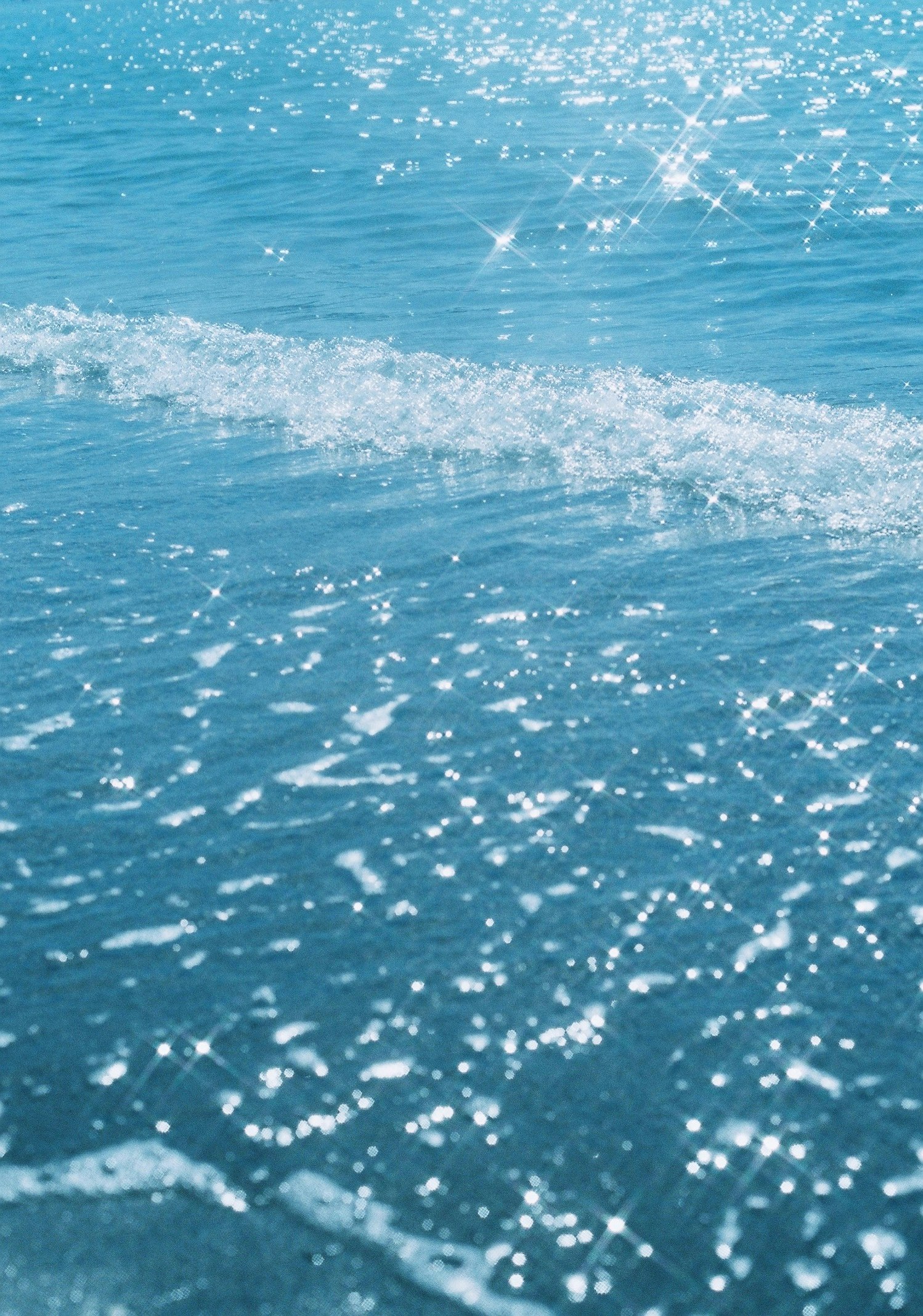 青い海面に広がる波しぶきの水面