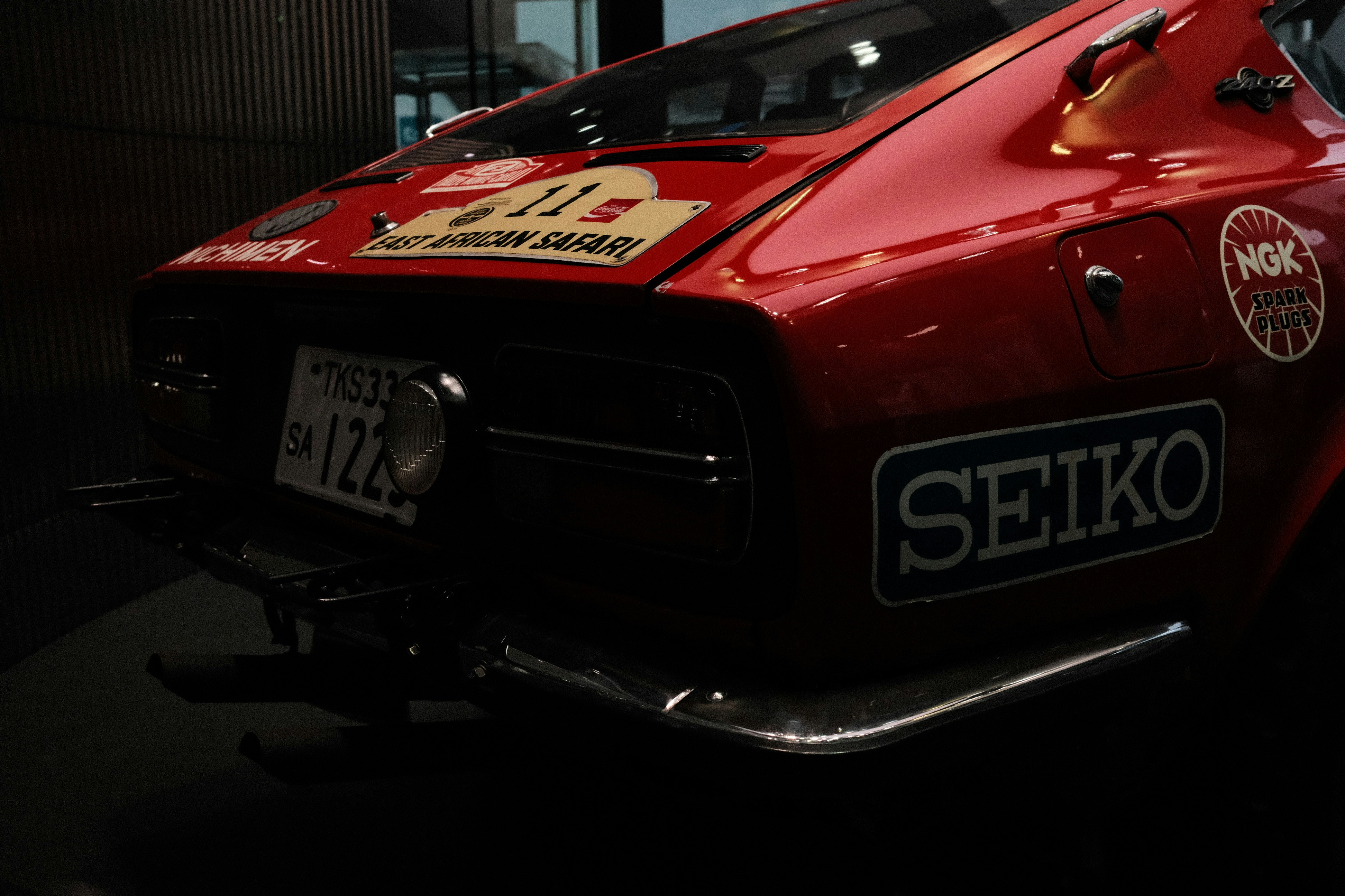 赤い日産クロスシングの車両リア周辺