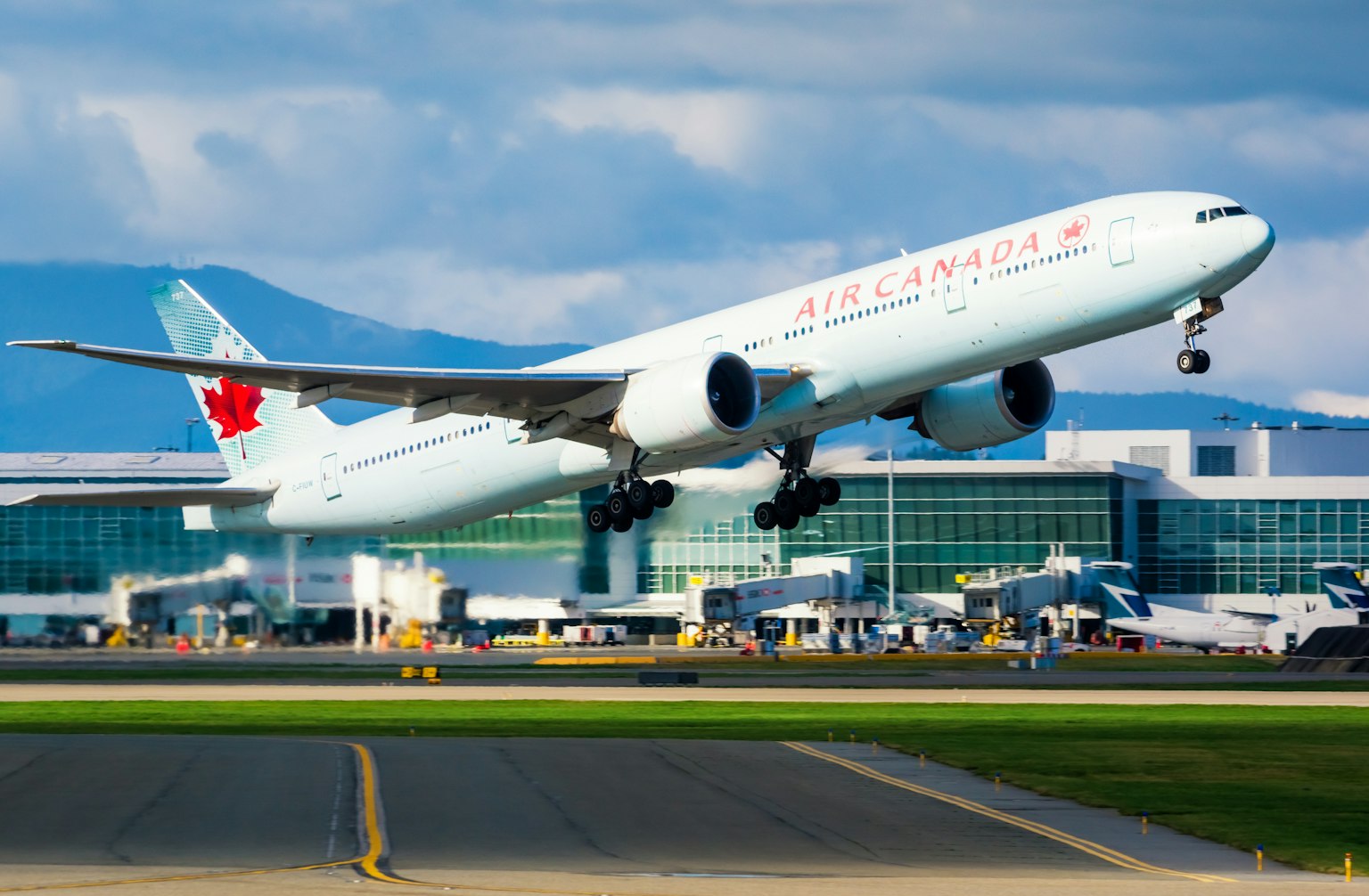 Avión de Air Canada despegando en el aeropuerto