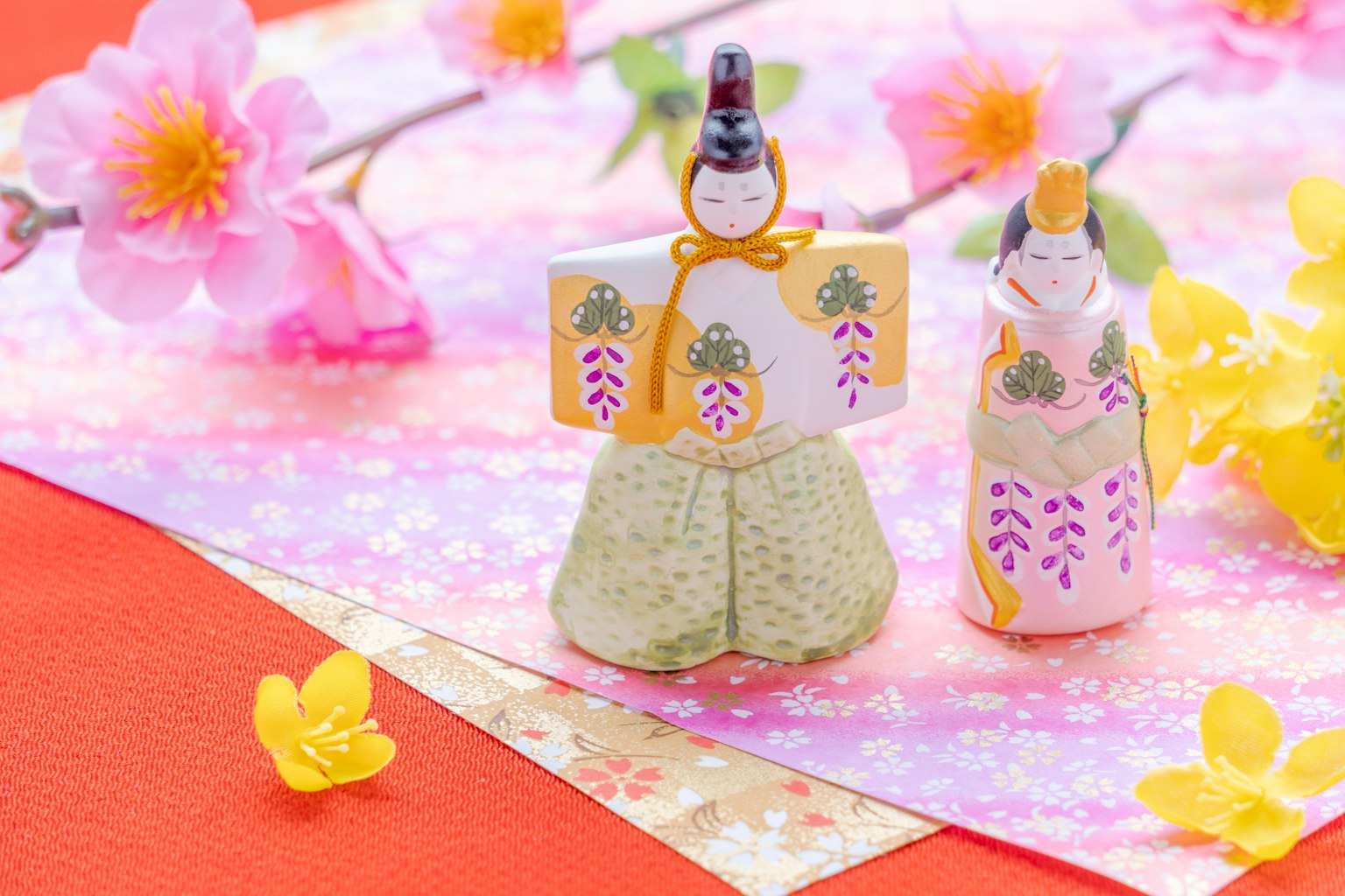 Bambole giapponesi di Hinamatsuri con sfondo di fiori di ciliegio