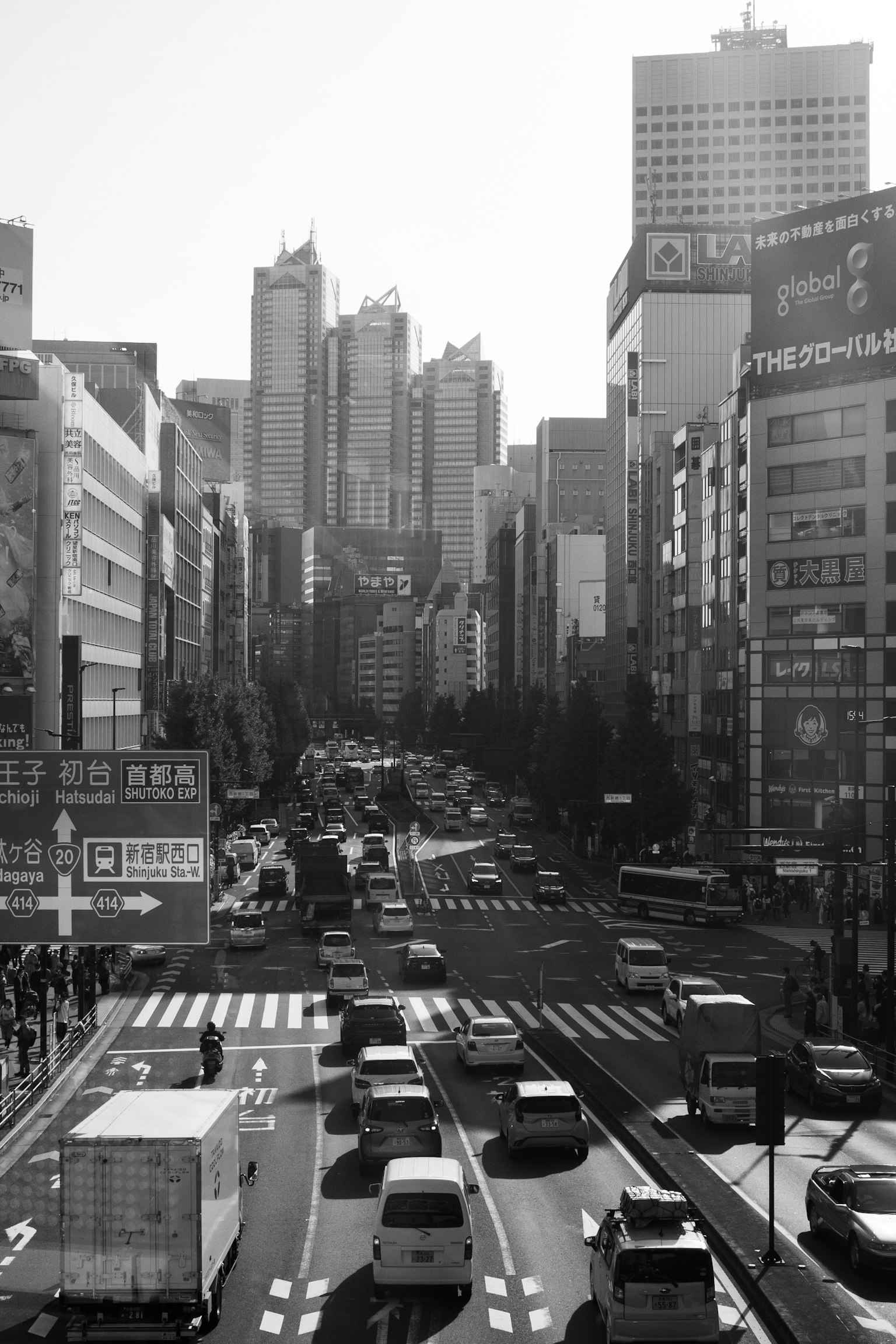 黑白城市景观，高楼大厦和繁忙交通