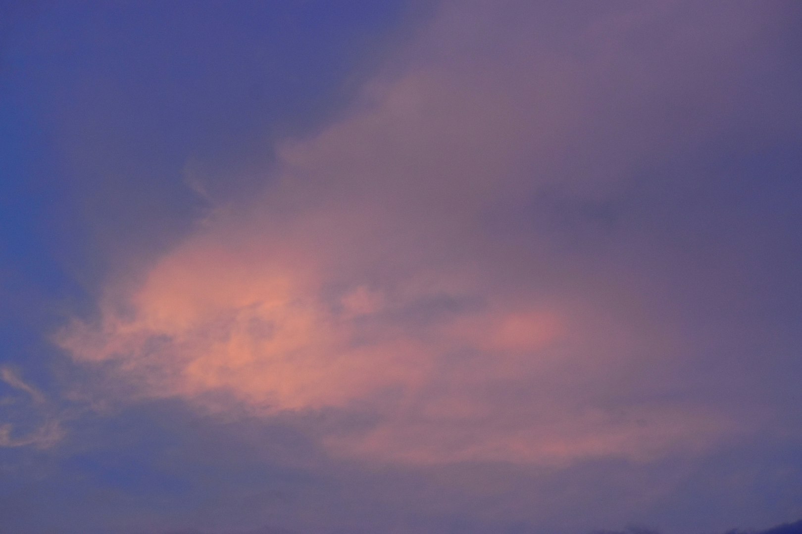 水無月の夕空の雲が広がる空