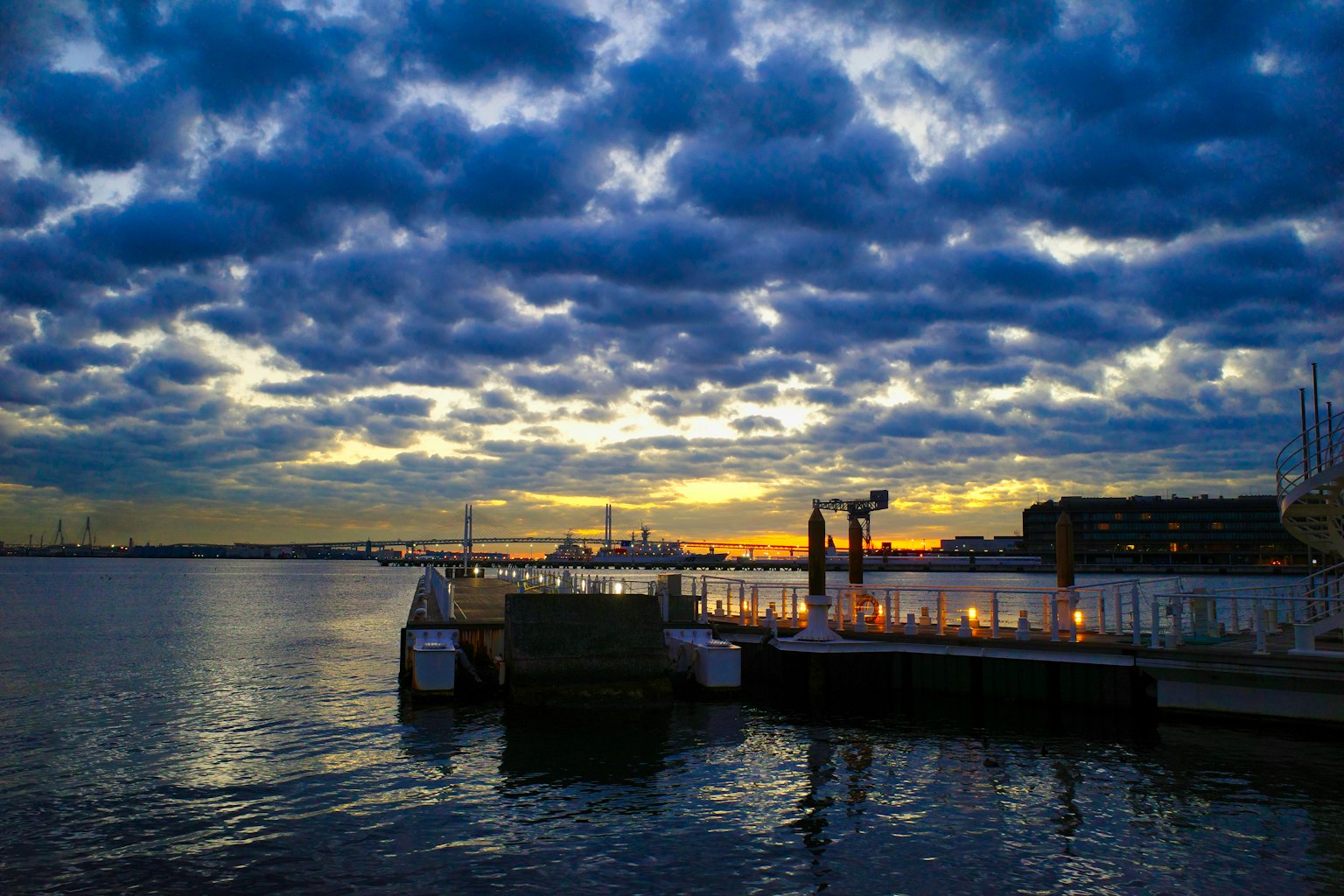 Vista del puerto con cielo al atardecer y reflejos en el agua