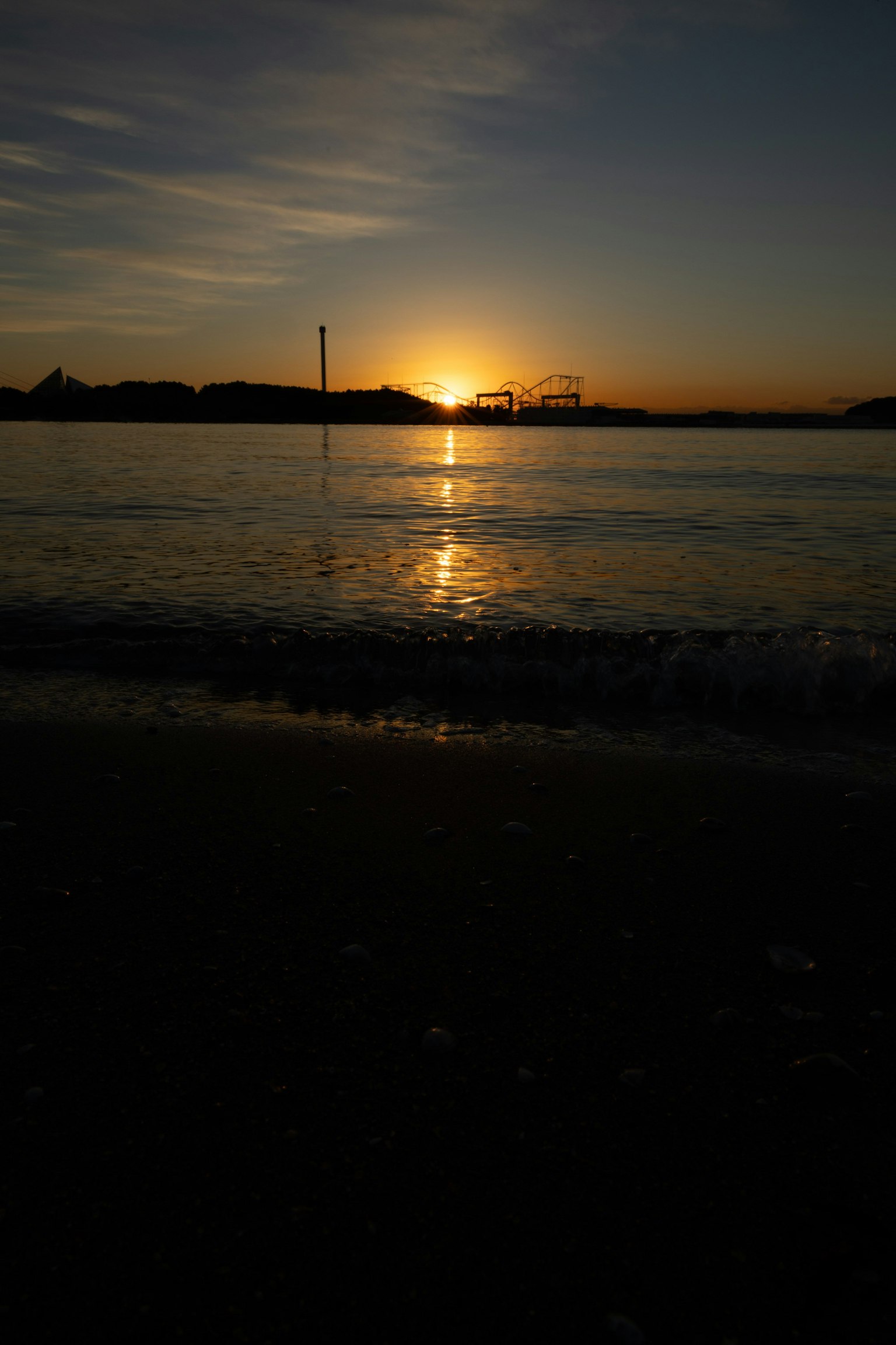 海面上夕阳倒影的宁静海景