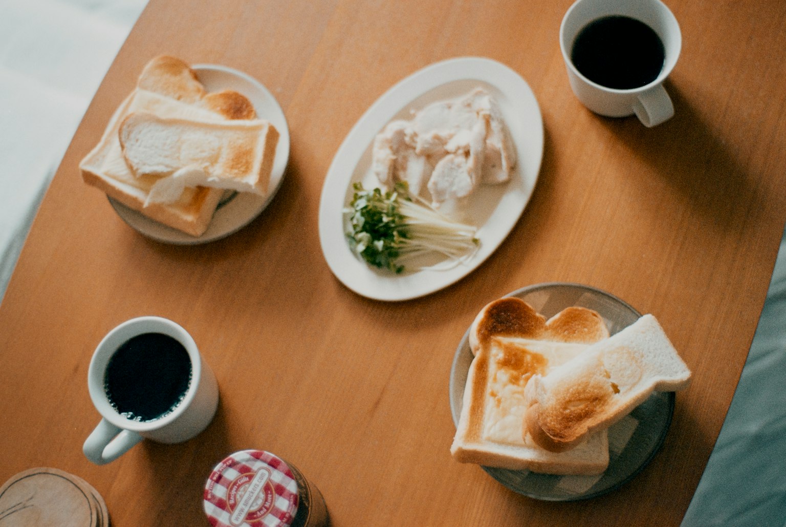 暗い背景にシンプルなデザインのグレーの四角形