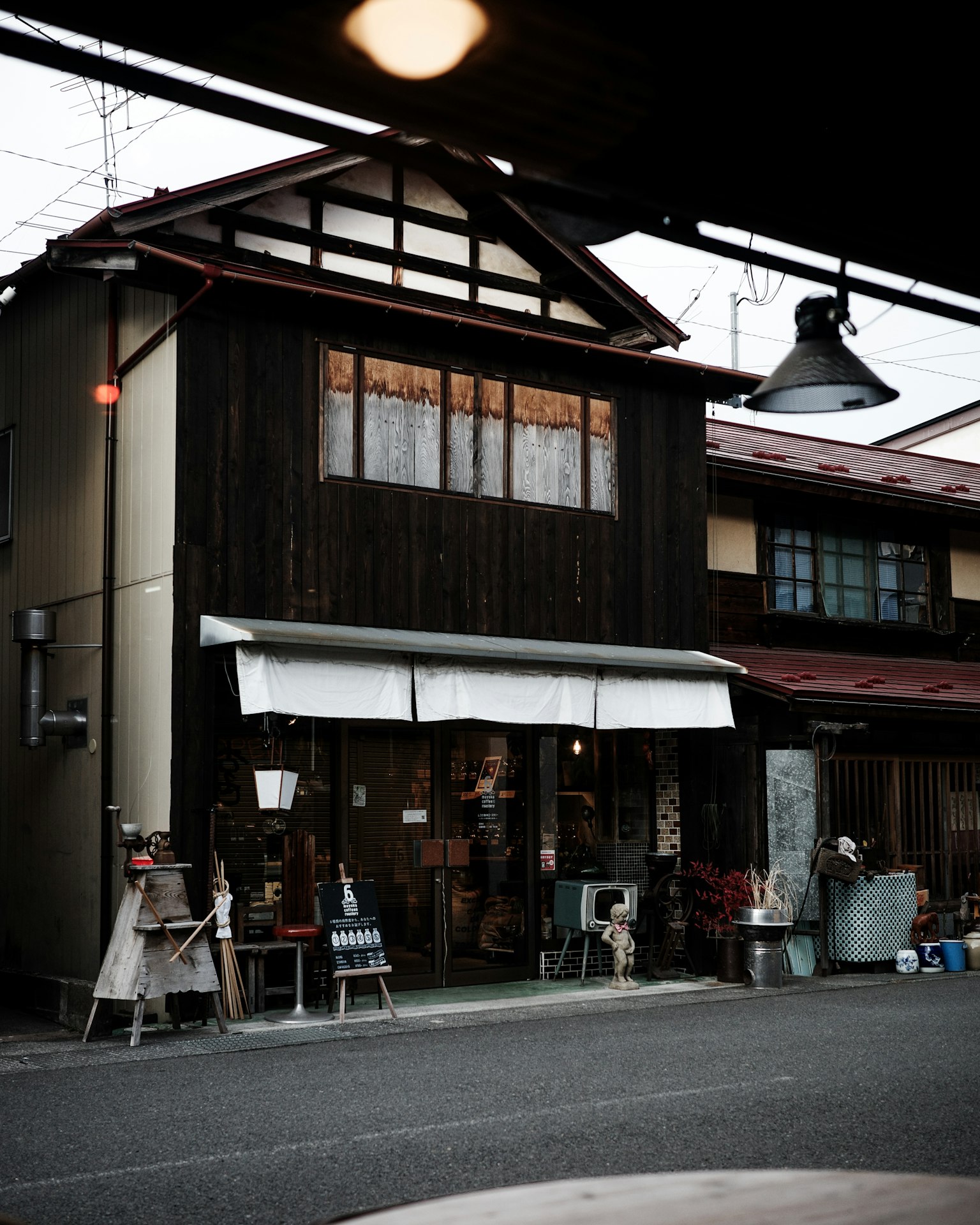Außenansicht eines Holzgeschäfts in einer alten japanischen Einkaufsstraße