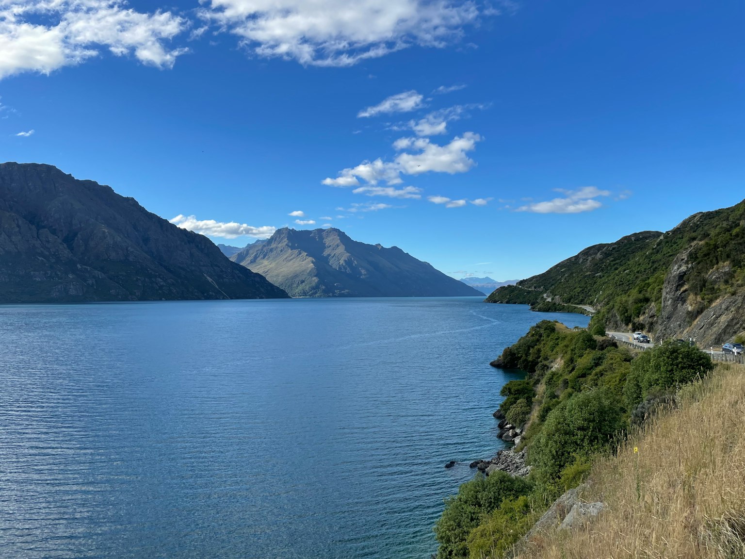 湖泊和山脉的风景，蓝天和白云