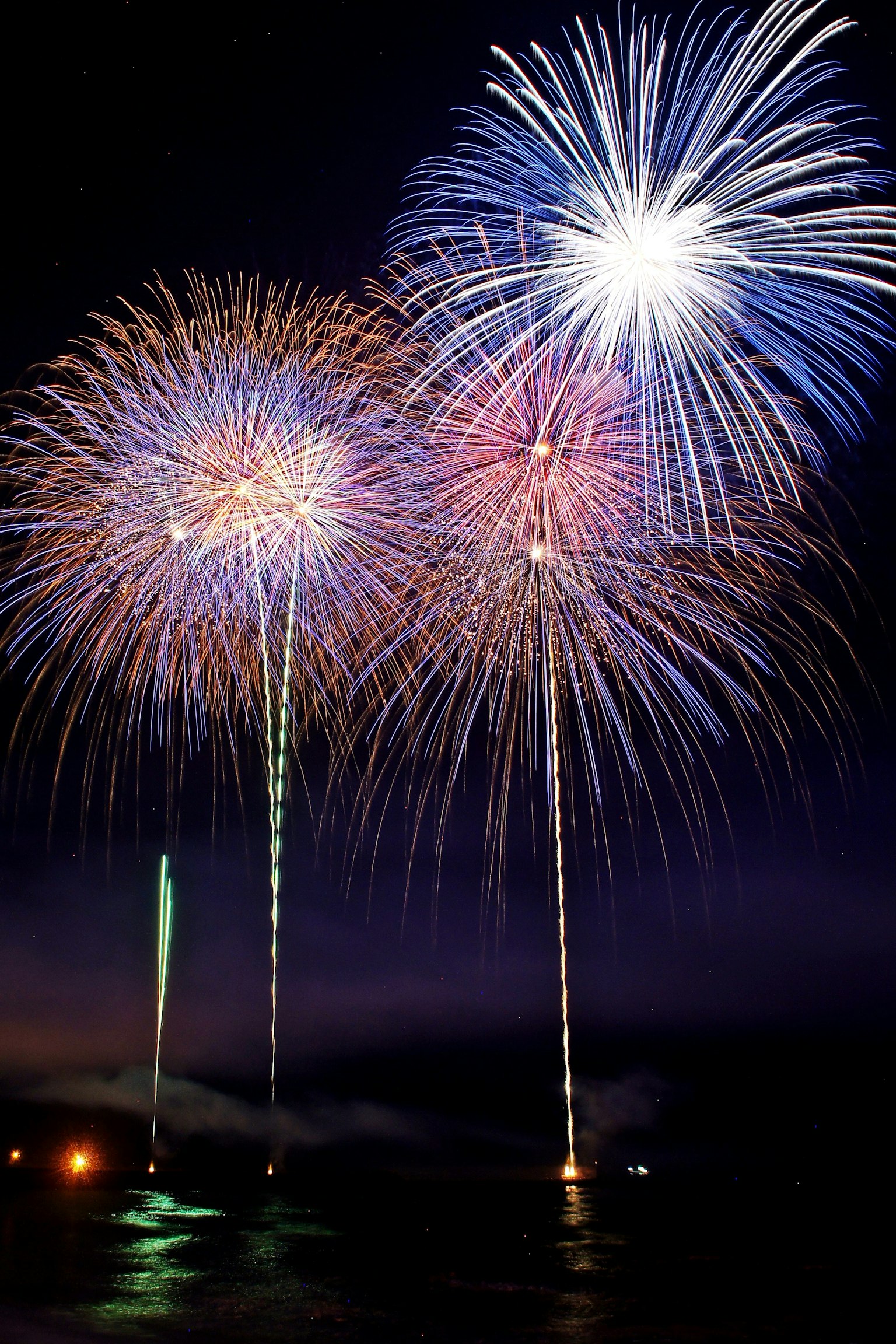 夜空中美麗的煙火表演