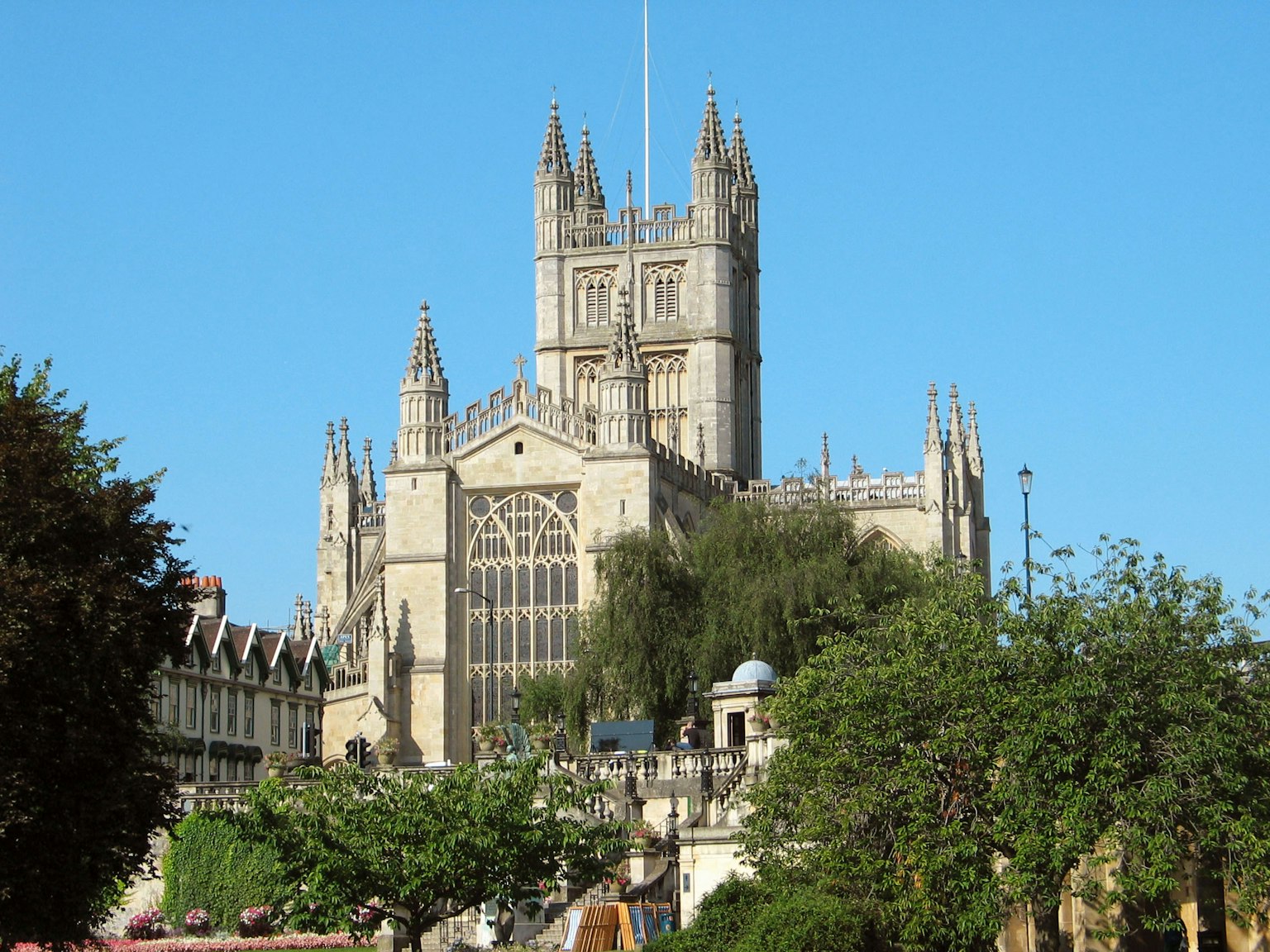 Wunderschöne Fassade der Bath Abbey vor klarem blauen Himmel