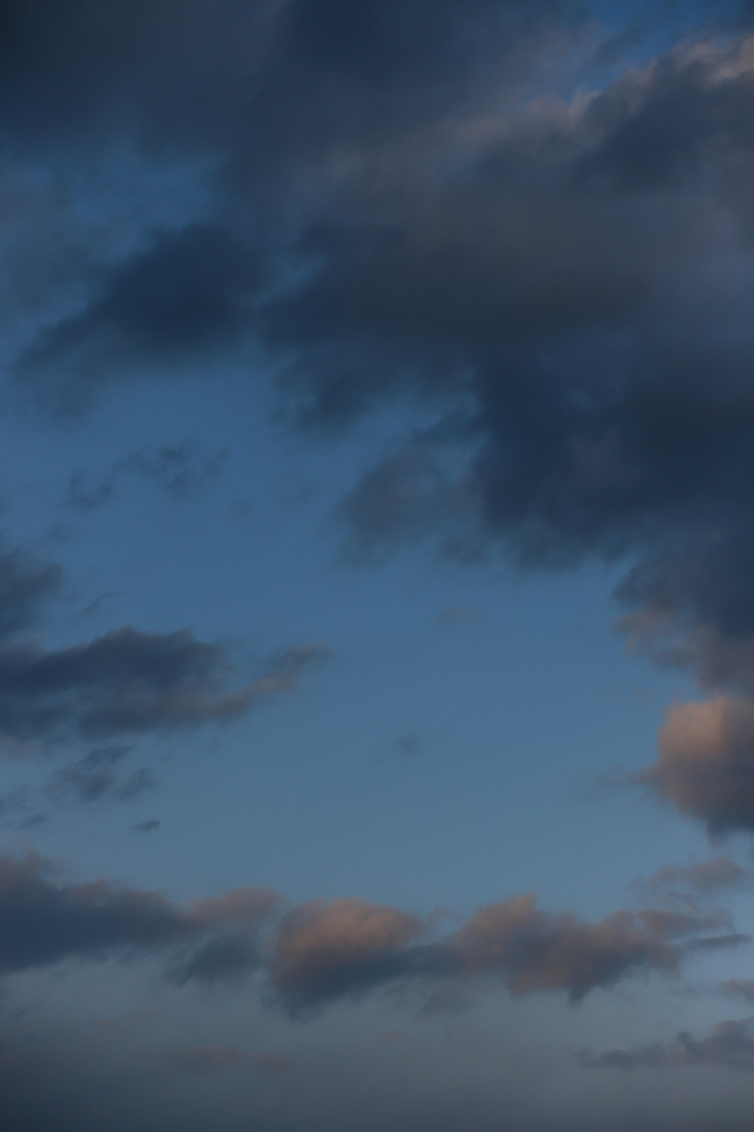 黃昏時藍天上的雲