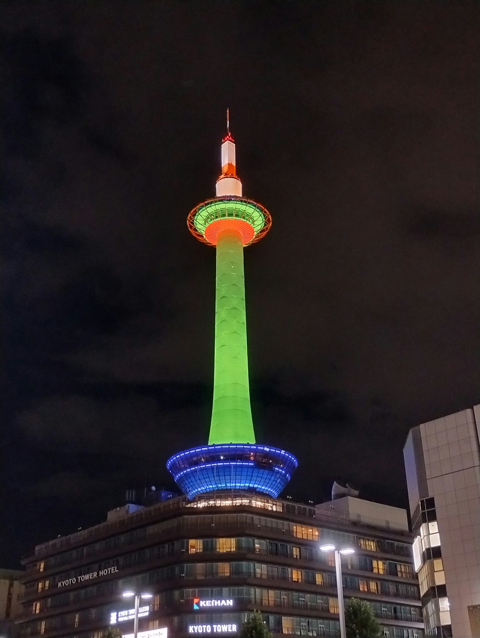 Torre di Kyoto illuminata con colori vivaci di notte