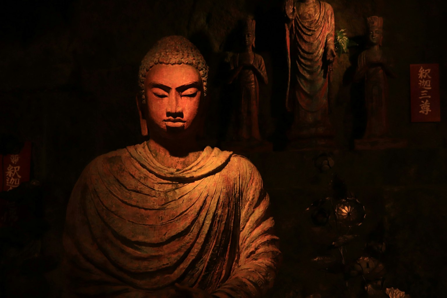 Una estatua de Buda iluminada en un entorno oscuro