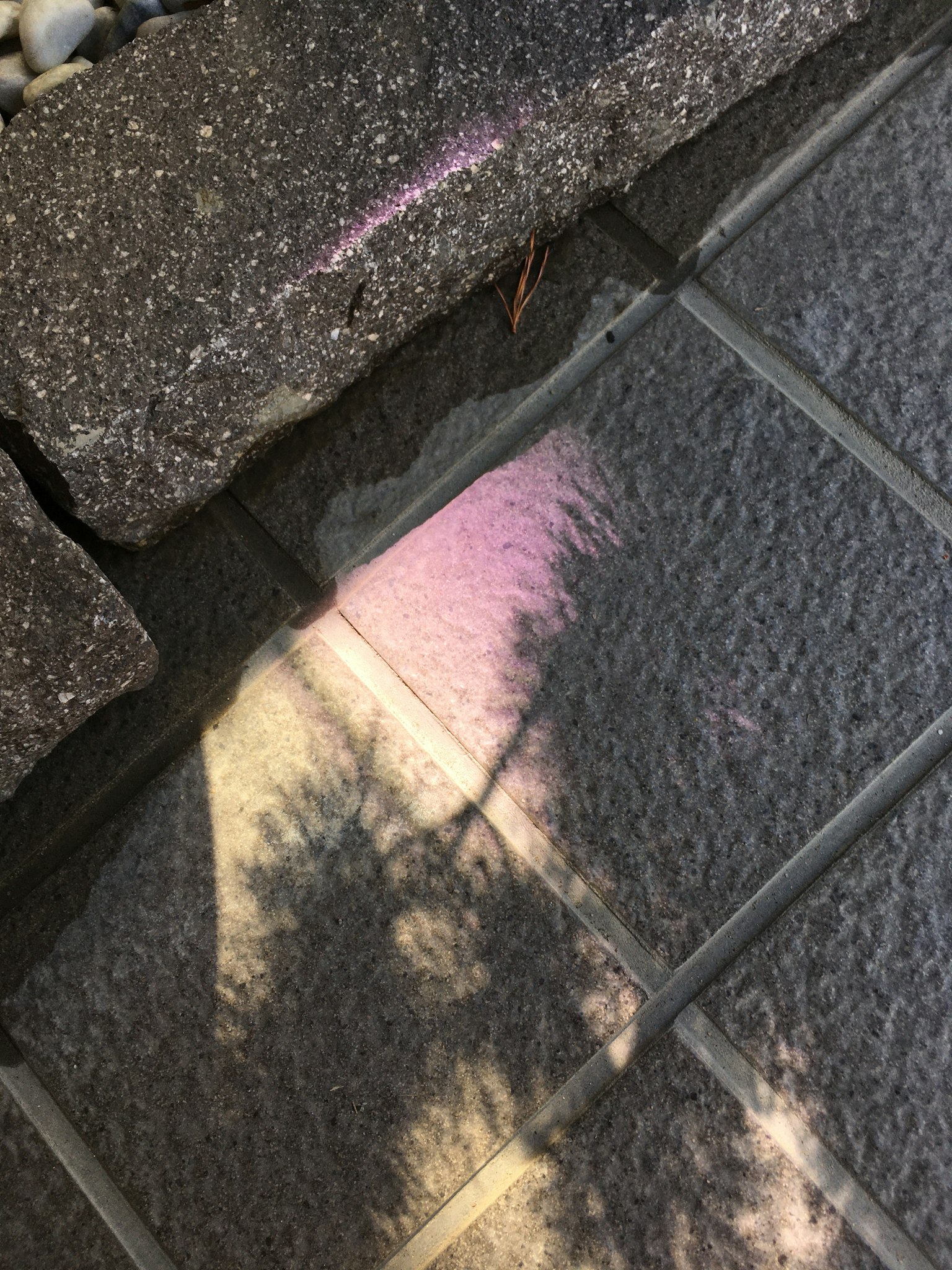 Un beau contraste d'ombres et de couleurs sur la pierre