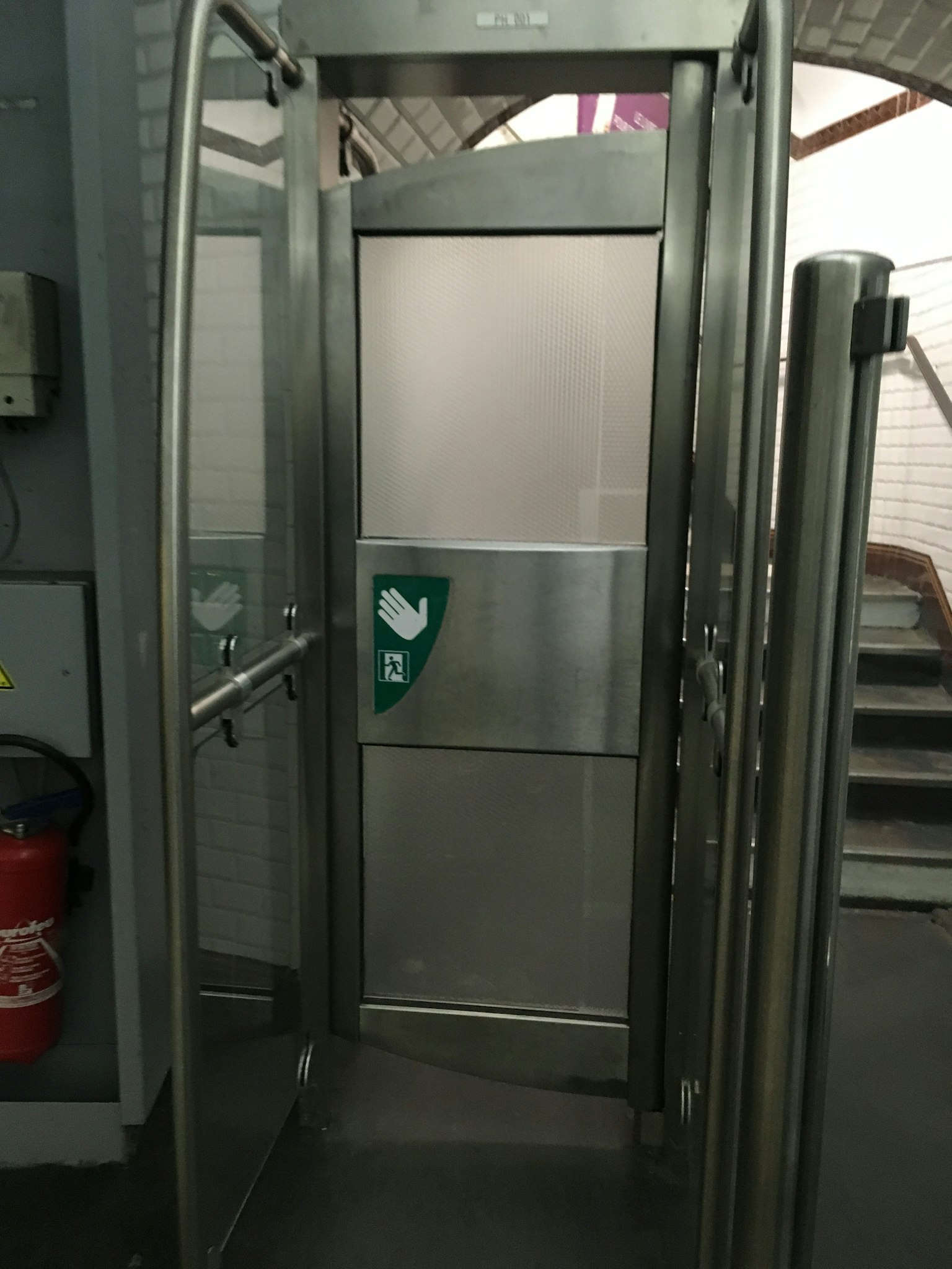 Innenansicht einer automatischen Metalltür mit sichtbaren Treppen