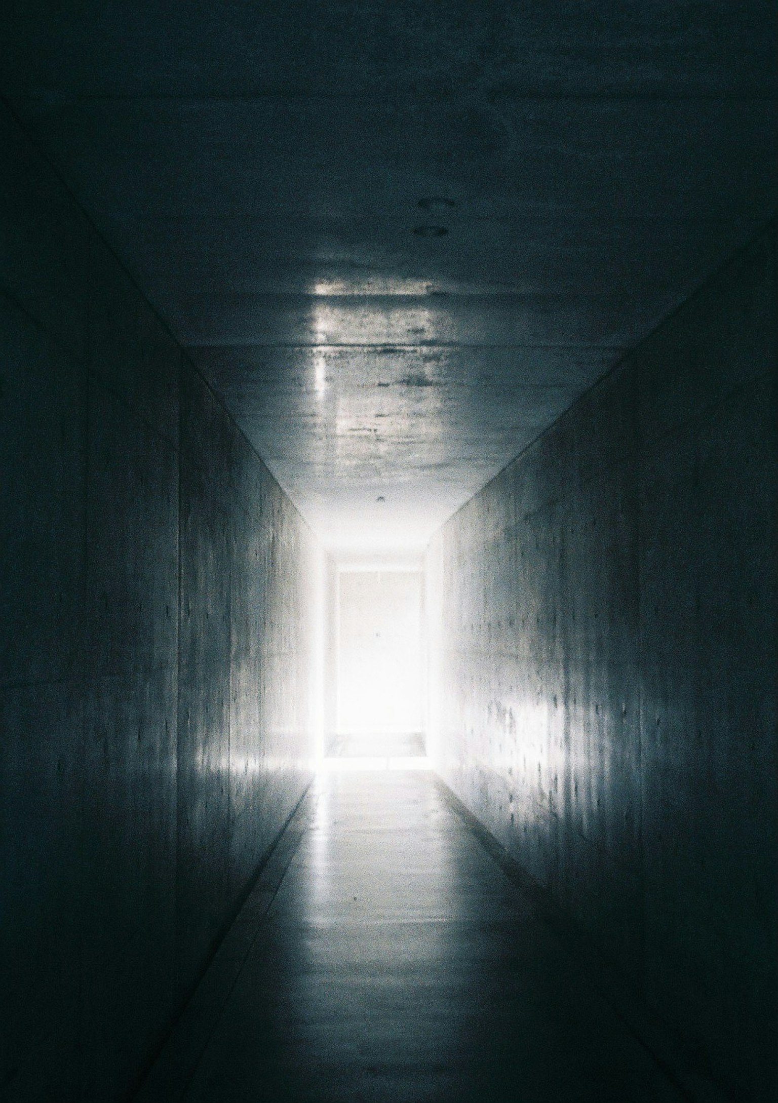 Un tunnel sombre menant à une lumière brillante