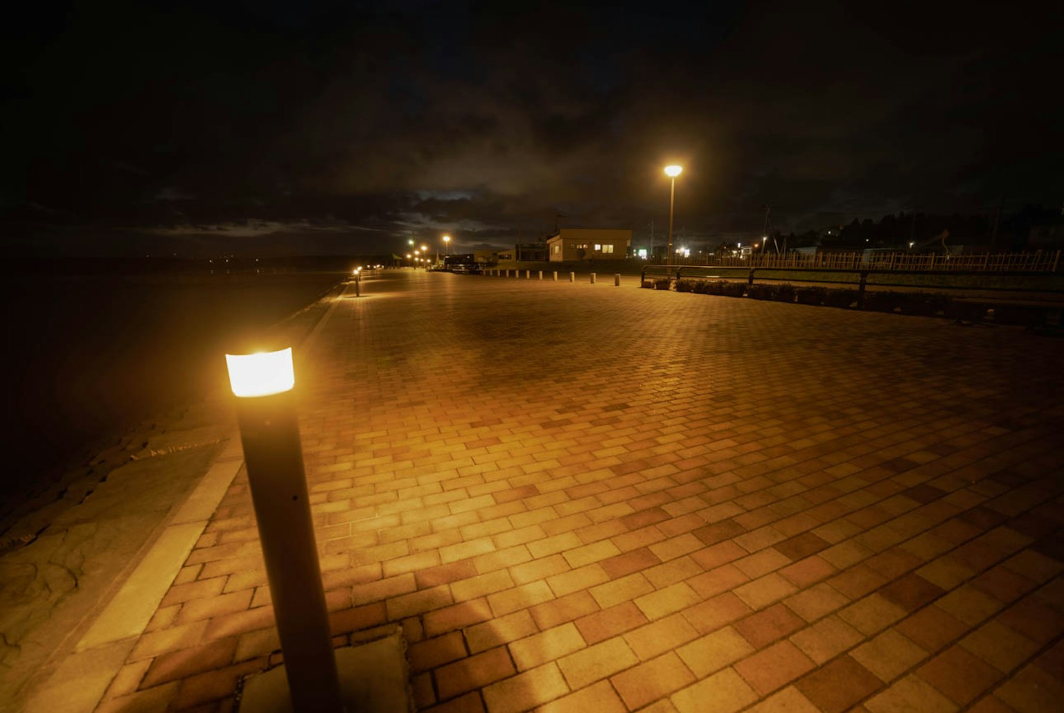 夜晚海濱旁的照明石鋪小路