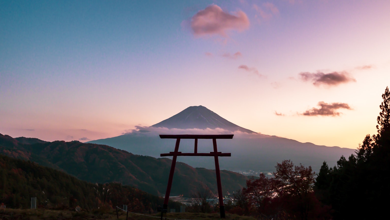 Malersicher Blick auf den Fuji mit einem Torii bei Sonnenuntergang