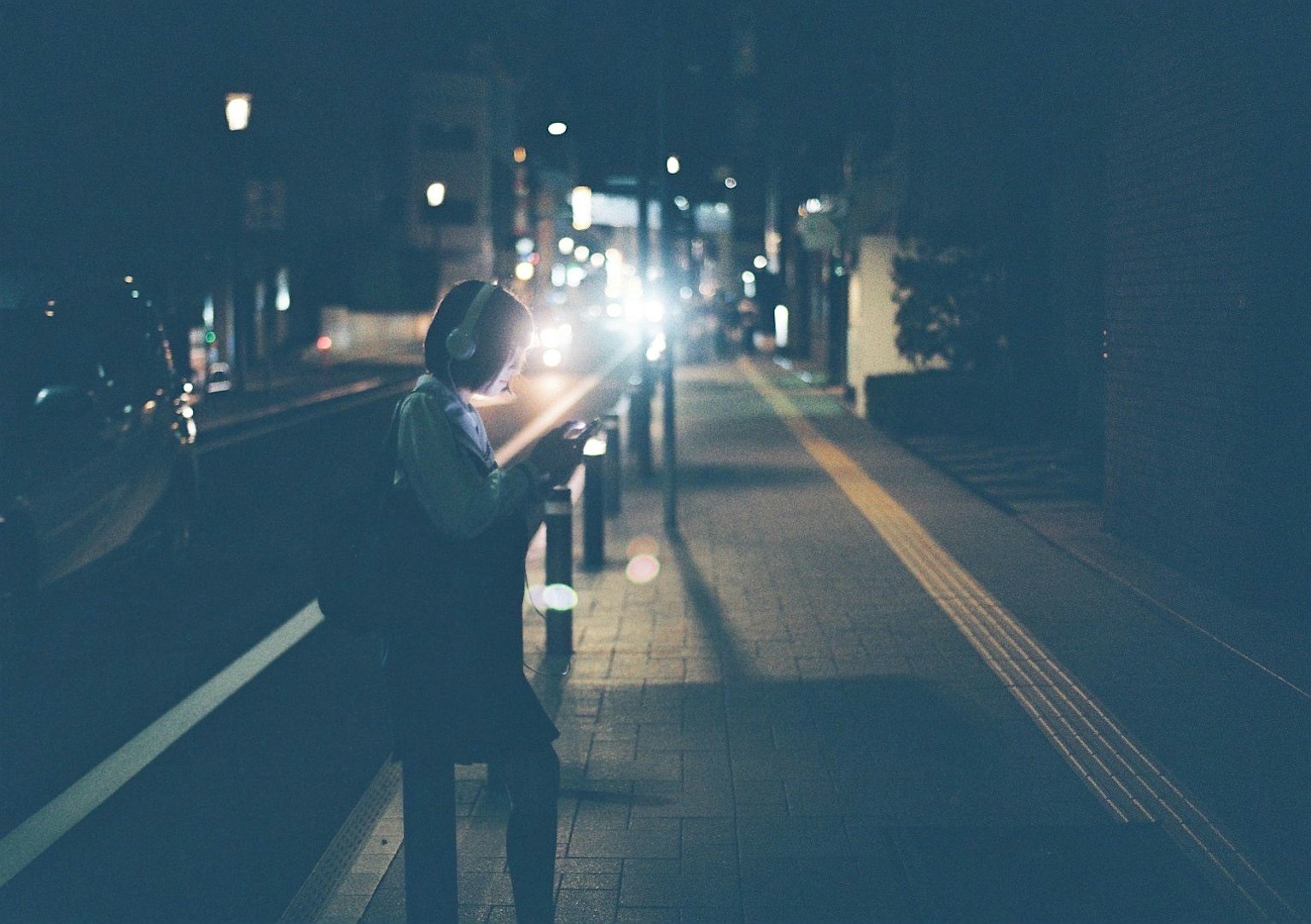 夜间城市环境中行走的人与光效应