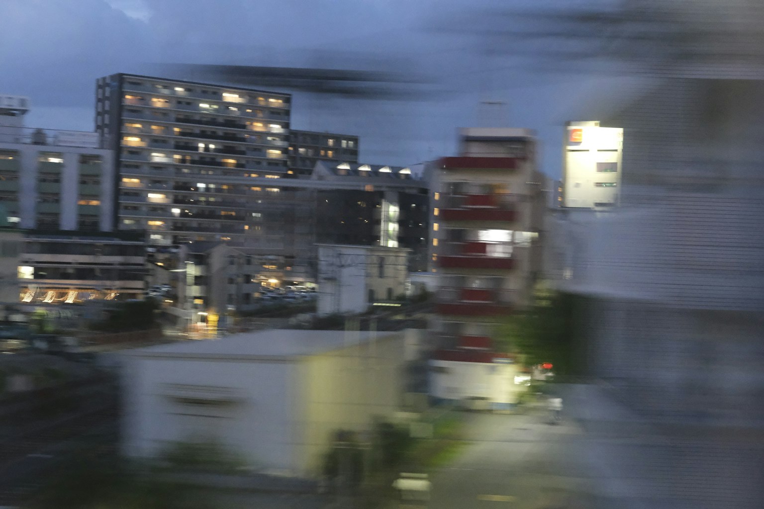模糊的夜间城市景观与亮灯建筑