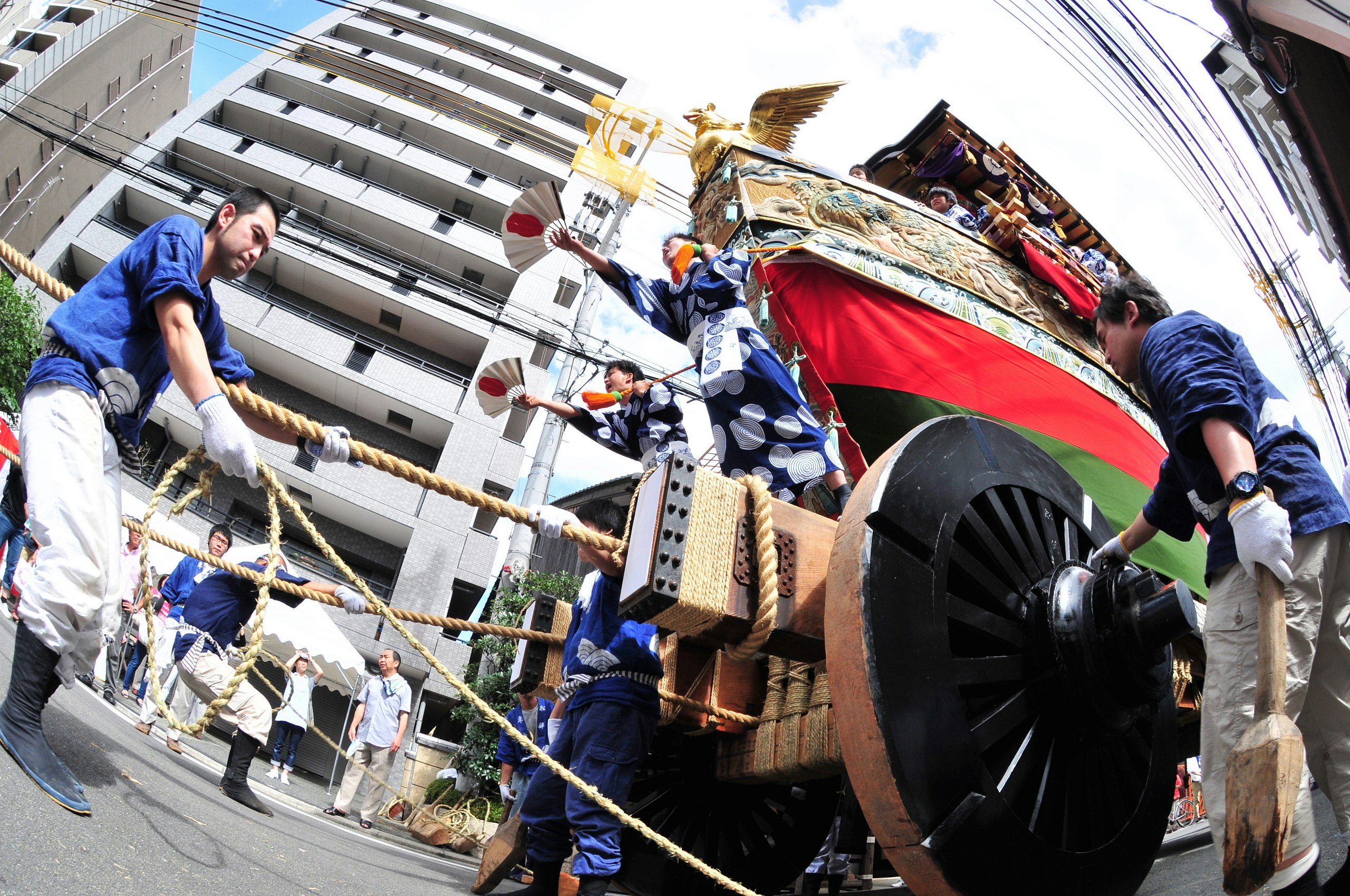 京都の祇園祭で曳き初めの船鉾を担ぐ人々の迫力ある光景