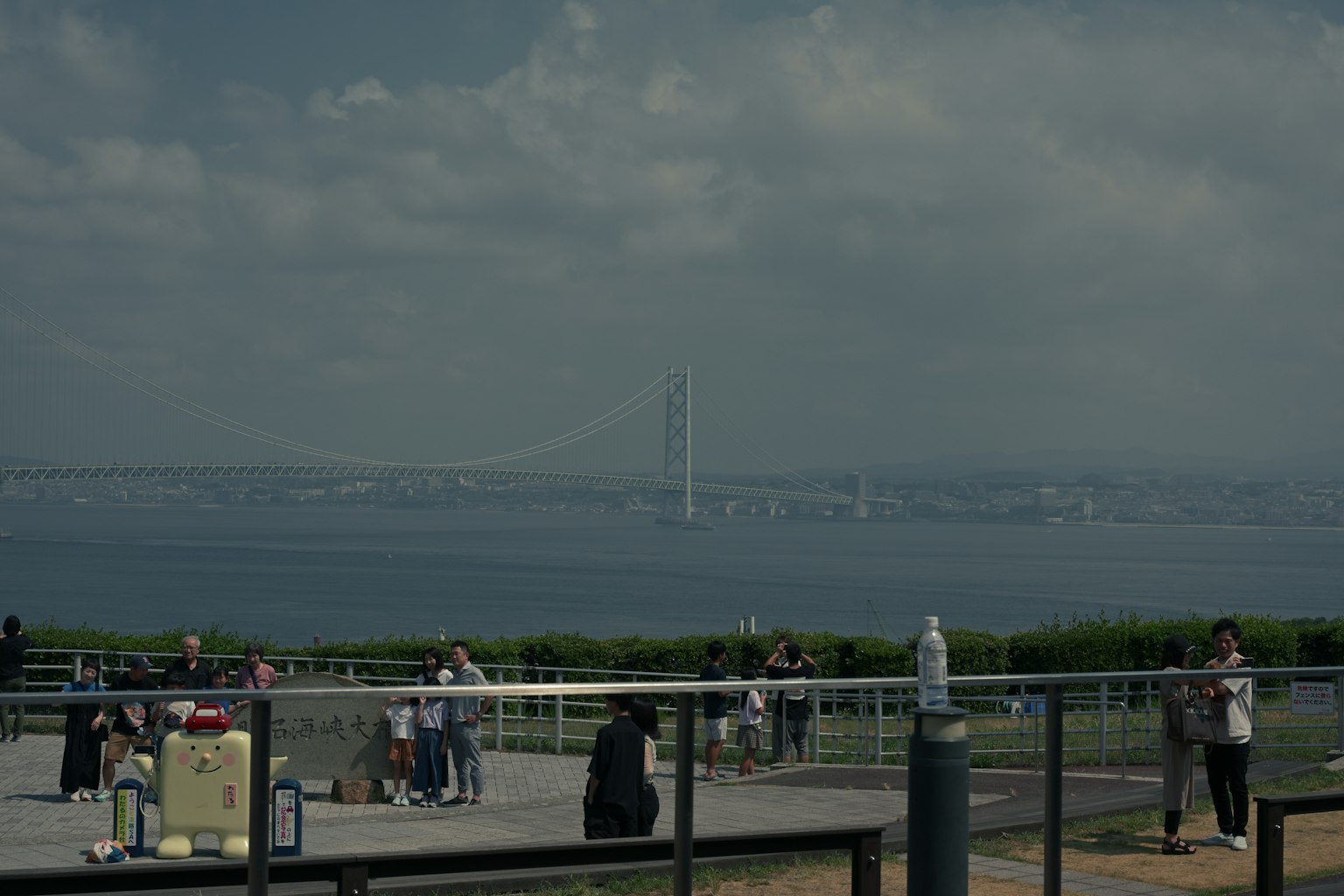 Vista di un ponte sul mare con turisti in primo piano