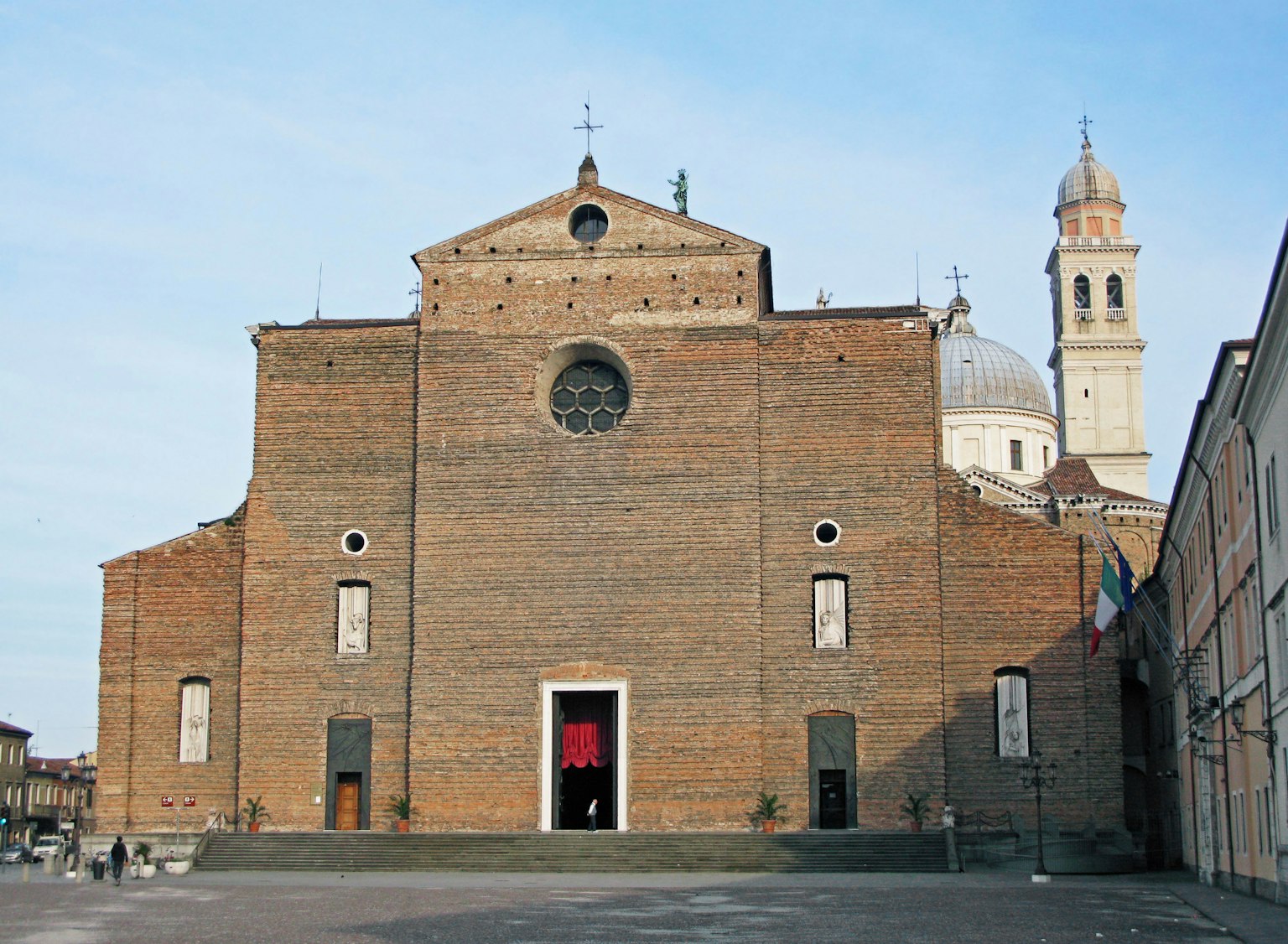 Façade d'une église en brique avec une structure en dôme