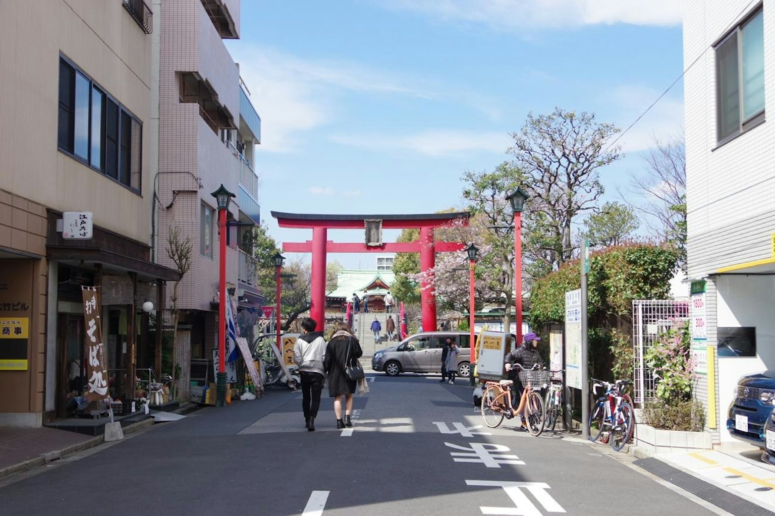 街道景觀，背景是紅色鳥居和行人