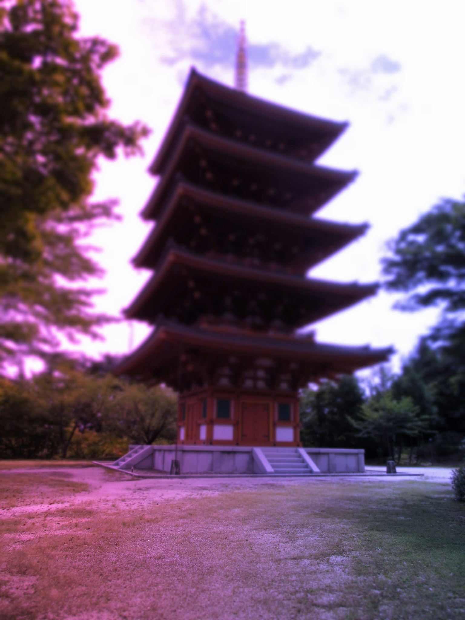 Una bella pagoda che si erge in un parco verde