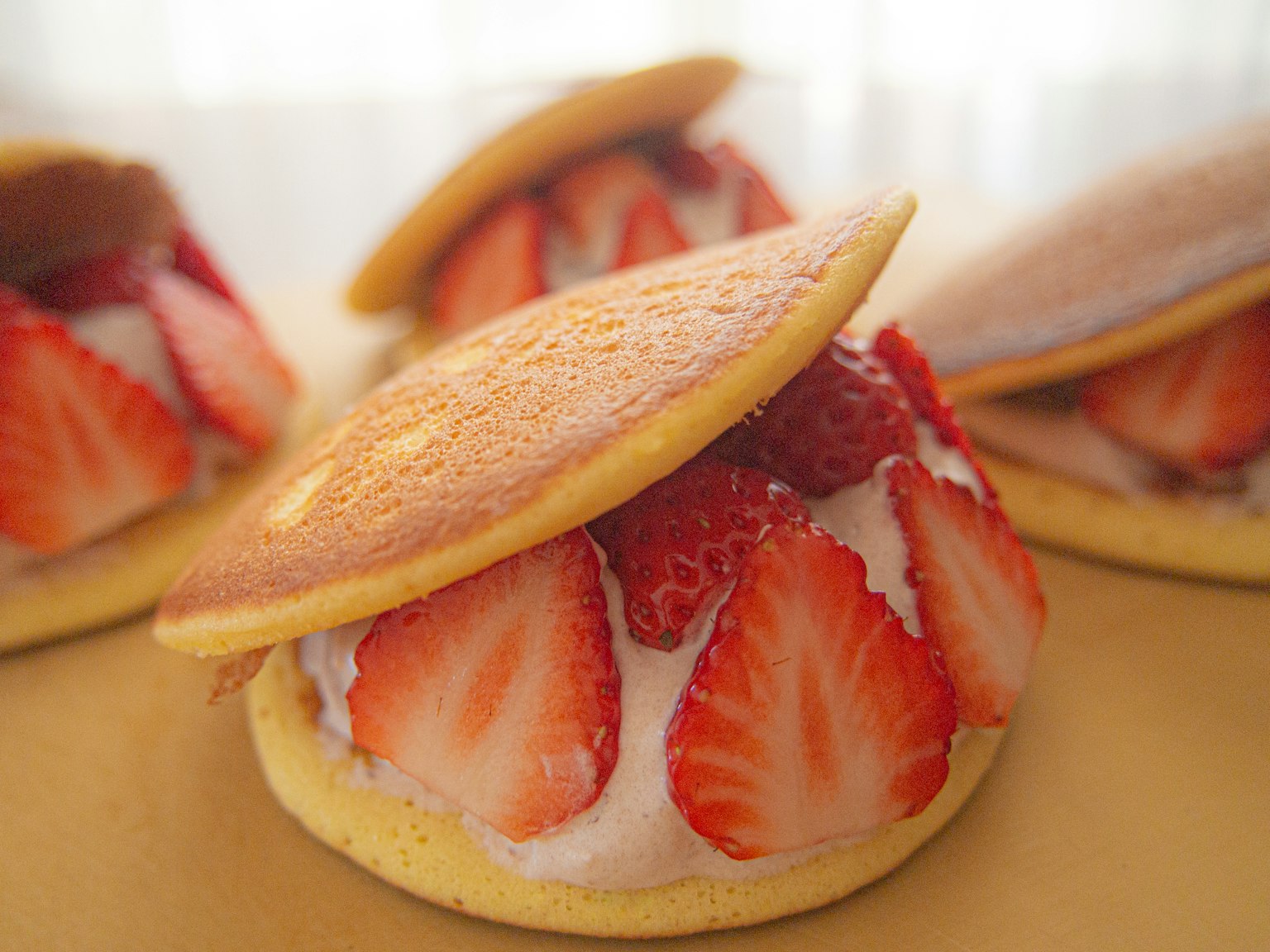 Fluffiger Kuchen gefüllt mit frischen Erdbeeren