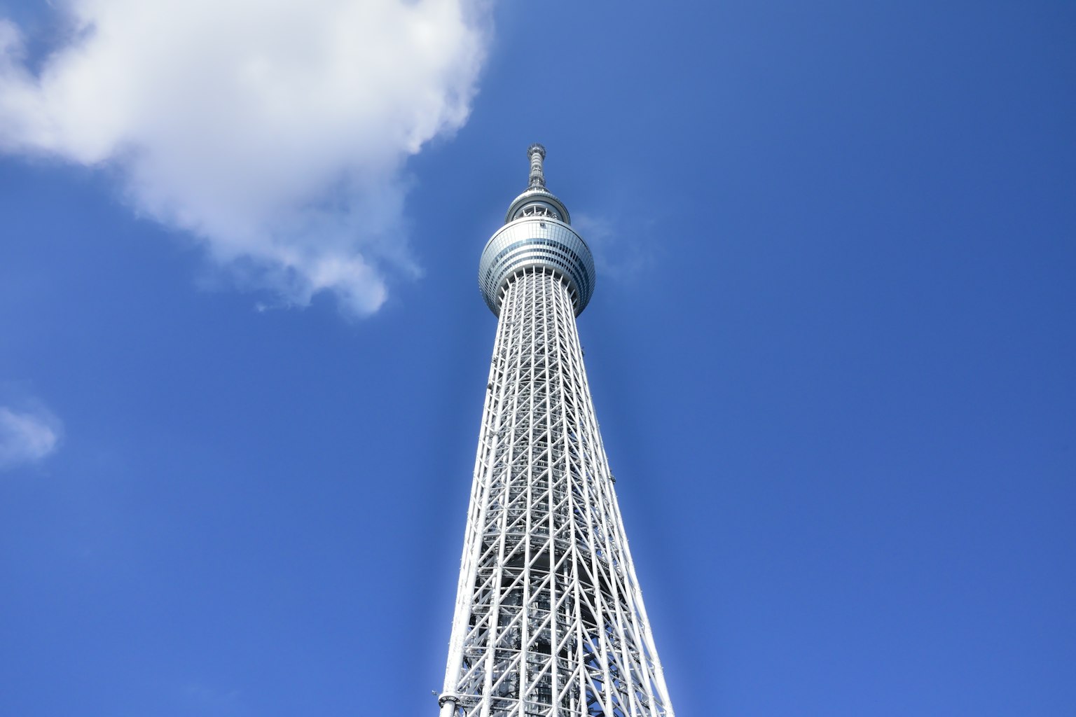 Tokyo Skytree nhìn từ dưới lên dưới bầu trời xanh