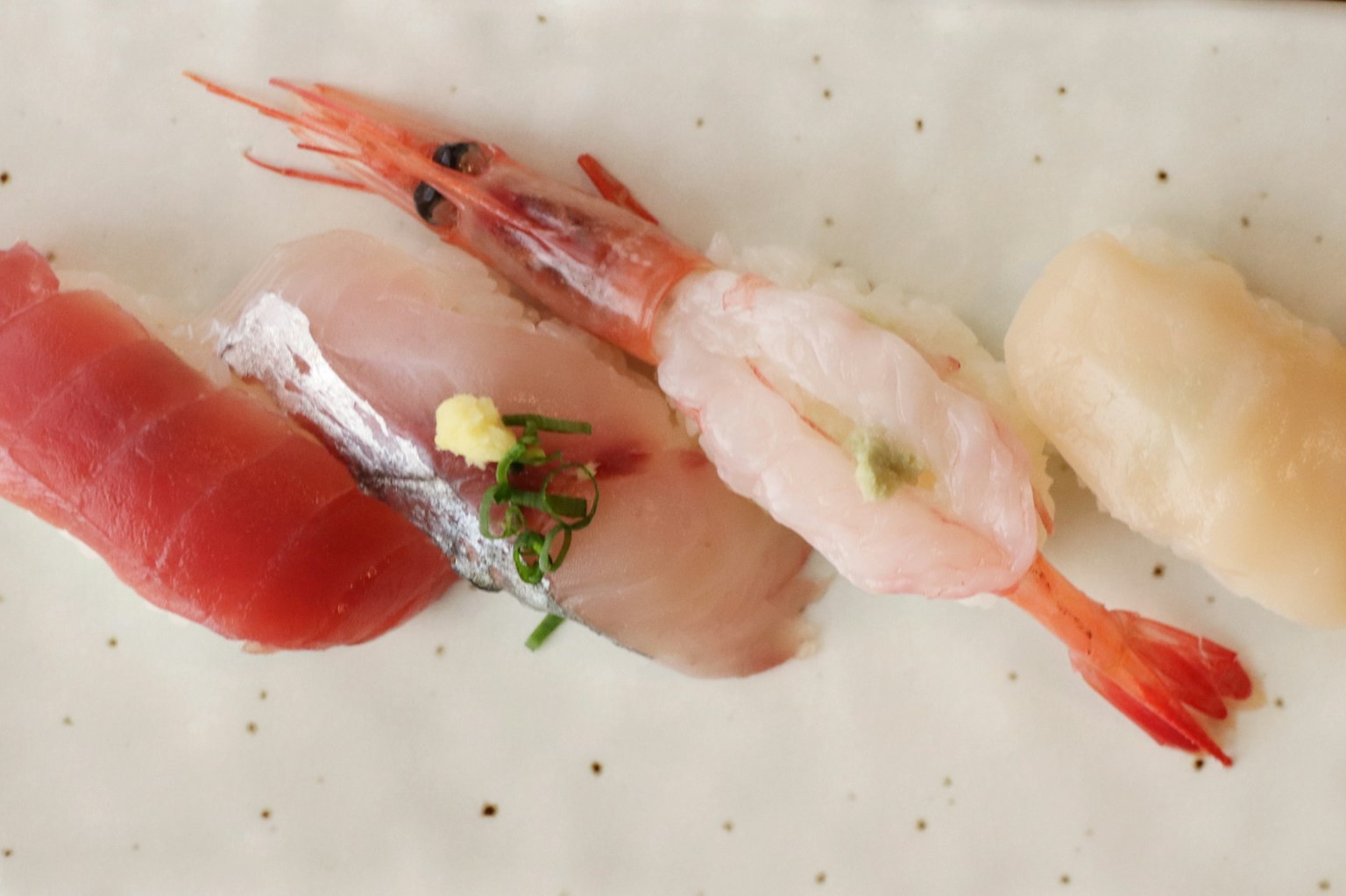 Sajian sushi segar dengan udang merah dan tuna