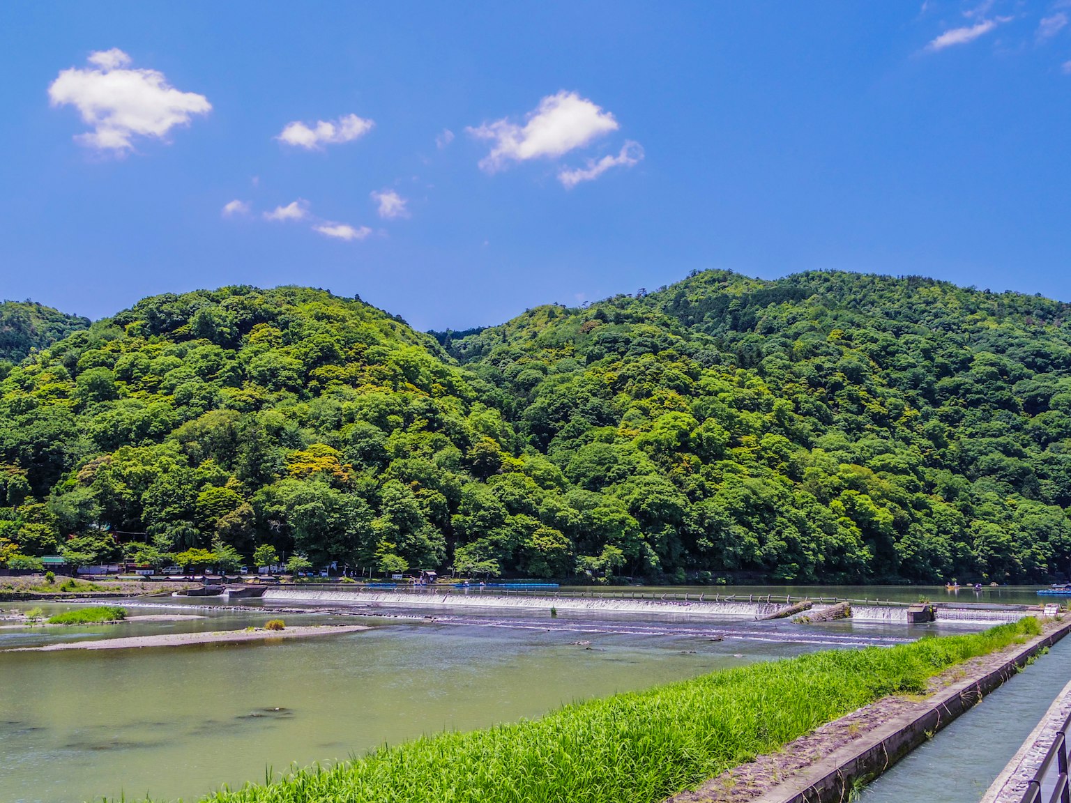 郁郁蔥蔥的山脈和寧靜的河流在晴朗的藍天下