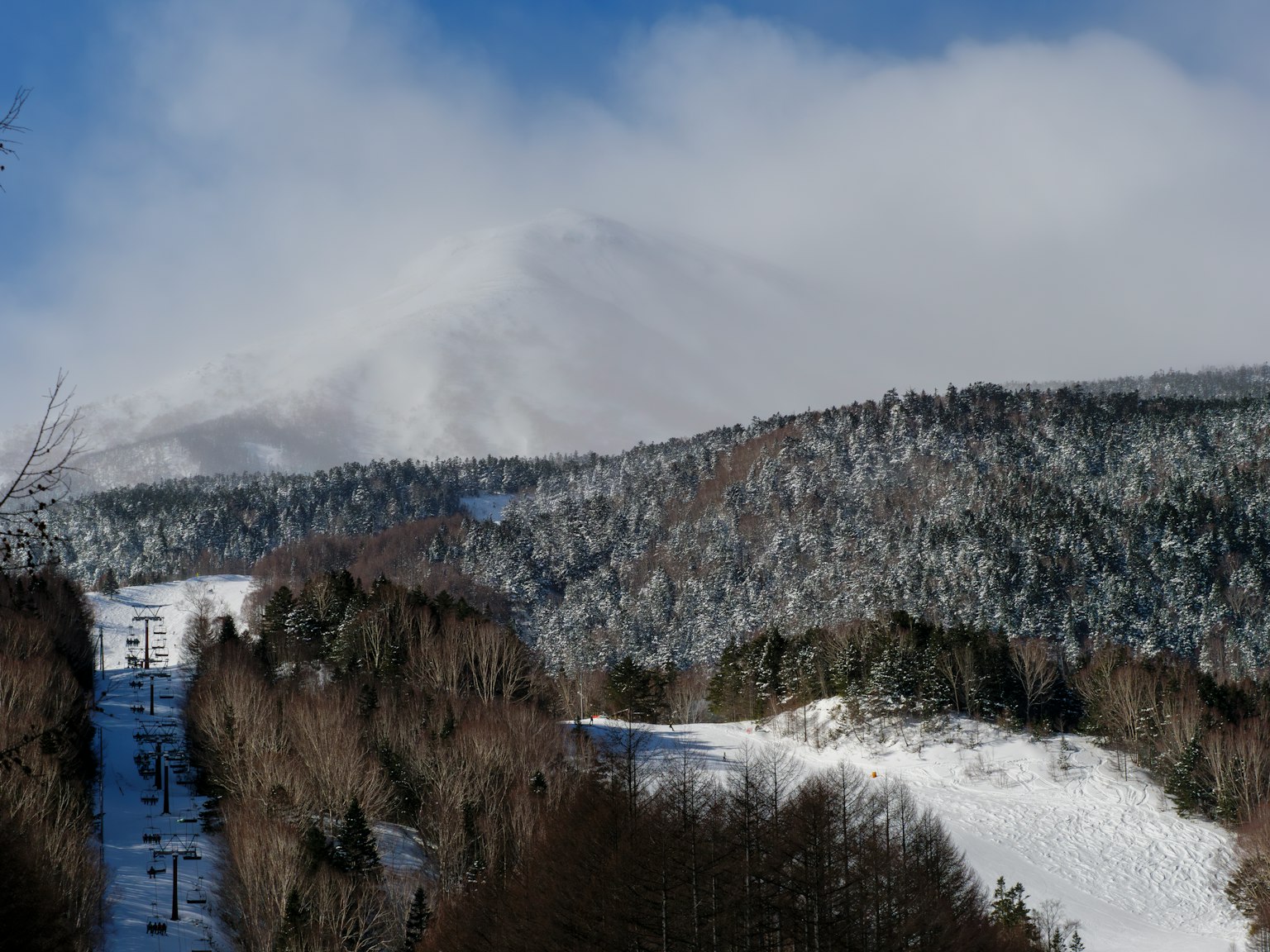 被雪覆盖的山脉和晴朗的蓝天