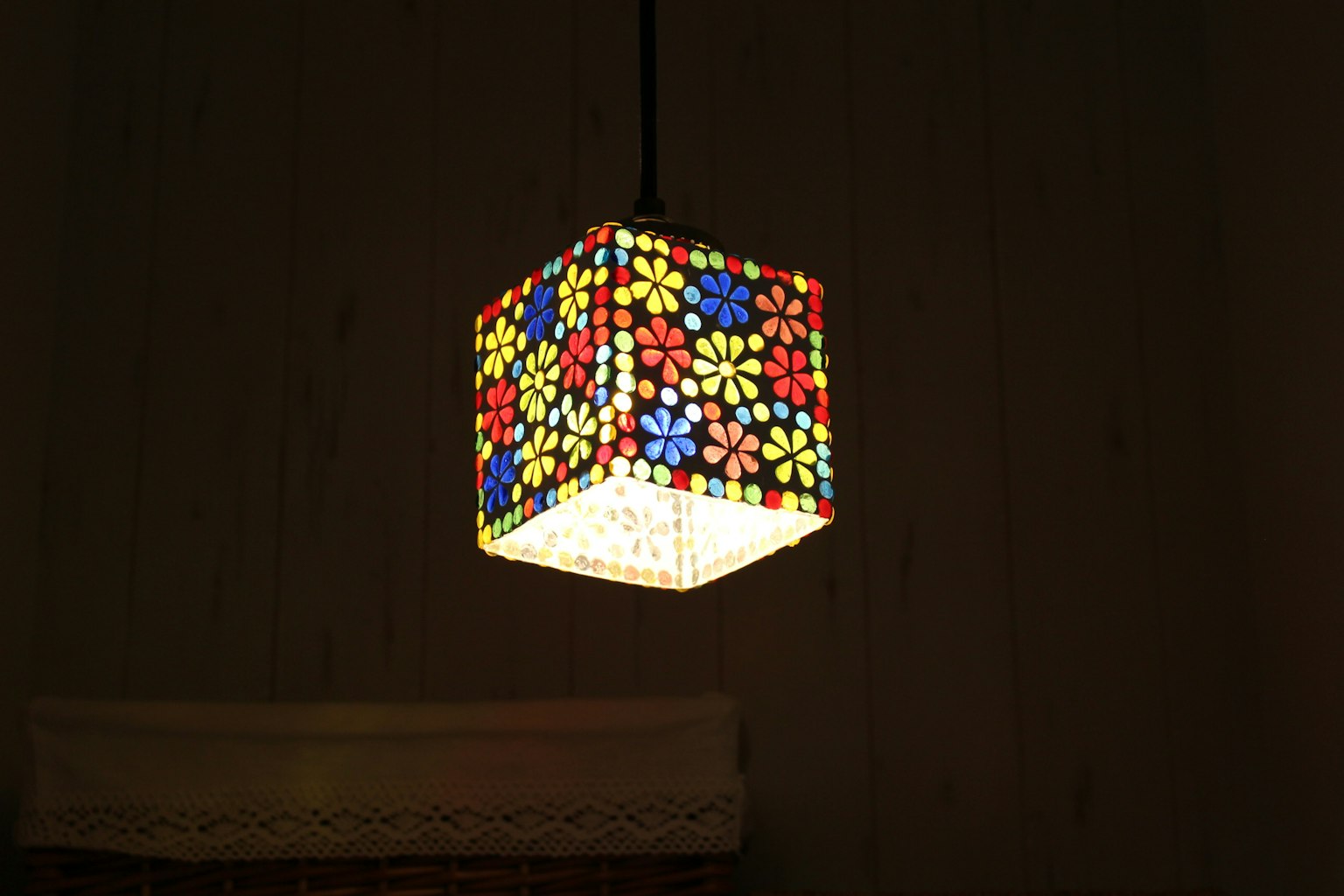 Lampadario floreale colorato appeso su uno sfondo scuro