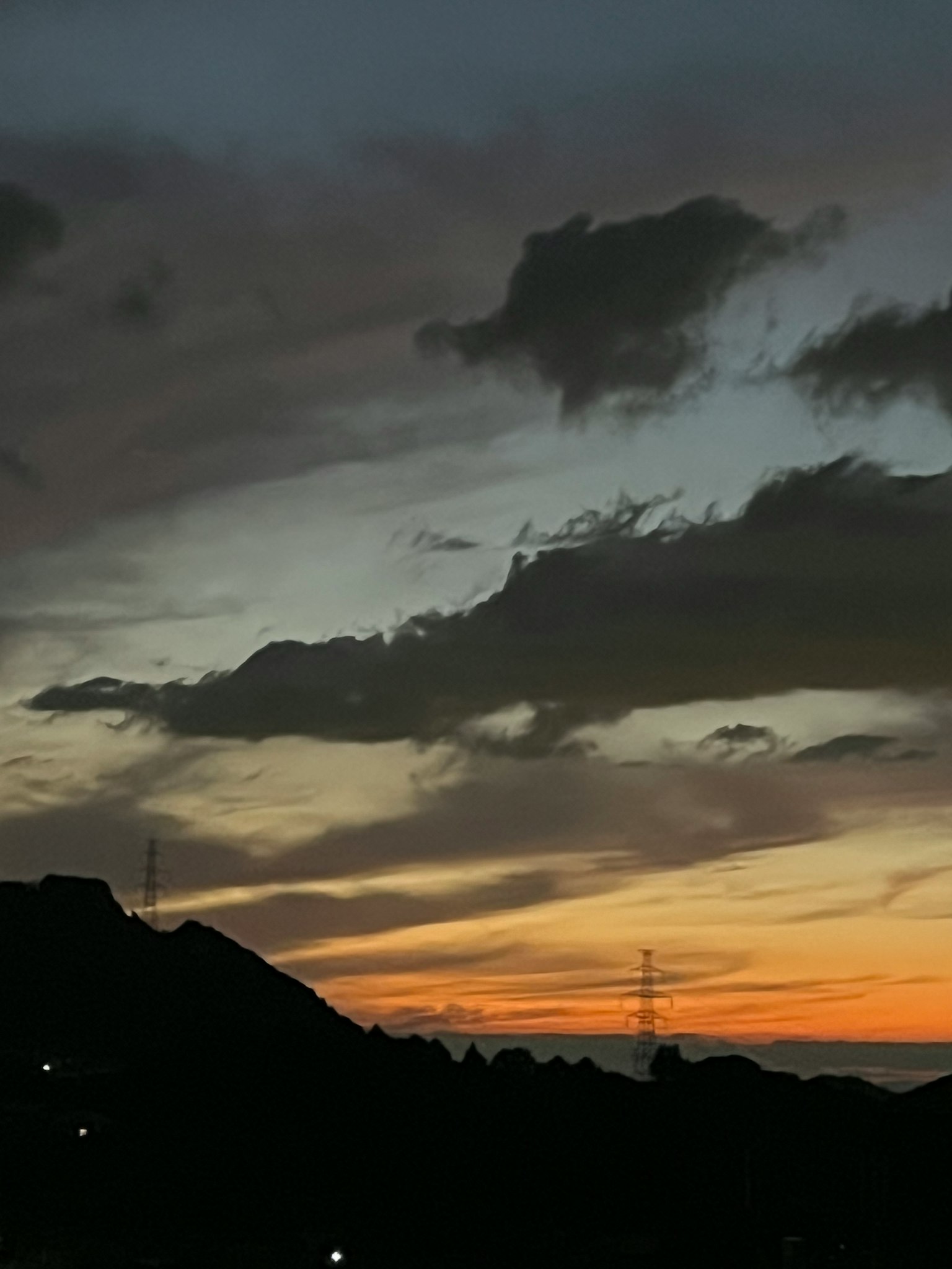 Magnifico cielo al tramonto con silhouette di montagna